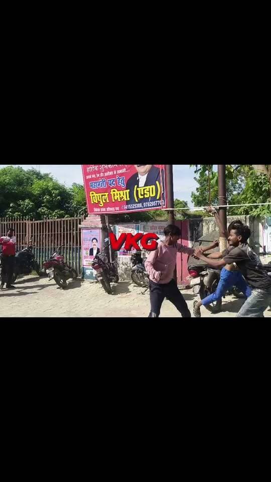 लखीमपुर खीरी जिले के निघासन कोतवाली गेट के पास दो पक्षों में जमकर हुई मारपीट वीडियो आया सामने