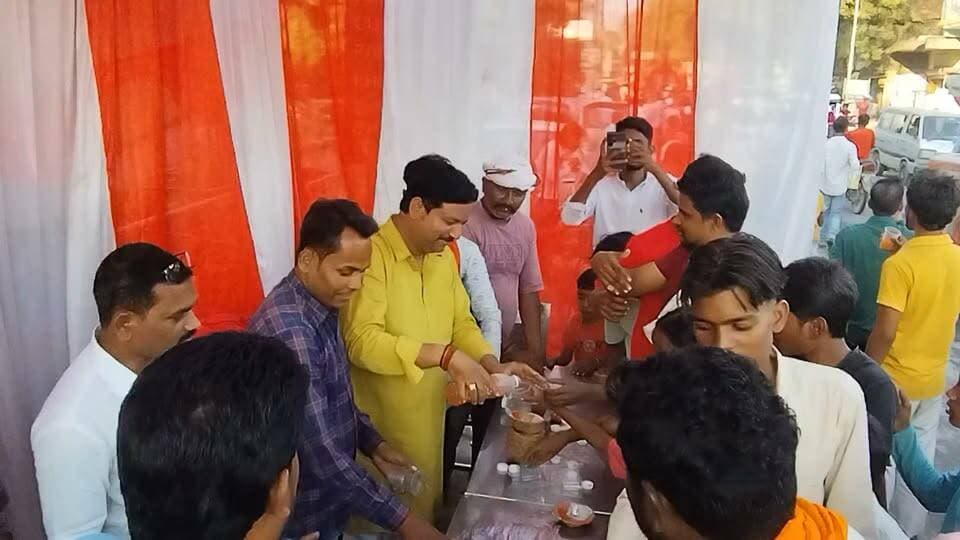 लखीमपुर खीरी जिले में धूम धाम के साथ मनाई गई महर्षि बाल्मीकि जयंती,शहर से लेकर कई स्थानों पर निकाली गई भव्य शोभा यात्रा,निघासन कस्बे में व्यापारी,समाजसेवी प्रदीप गुप्ता,मोनू दीक्षित समेत तमाम लोगों ने शोभायात्रा का स्वागत किया और शोभायात्रा में शामिल लोगों को कराया शुक्ष्म जलपान