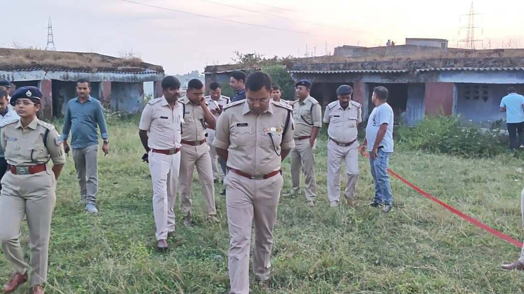रांची पुलिस ने आज कांके स्थित मंसूरी पेट्रोल पंप पर हुई फा'यरिंग की घटना में शामिल कु'ख्यात राहुल सिंह गि'रोह के दो अप'राधियों को धर द'बोचा है। पुलिस की जवाबी कार्रवाई (मु'ठभेड़) में एक अ'पराधी पैर में गो'ली लगने से घायल हो गया, जिसे इलाज के लिए अस्पताल भेजा गया है।