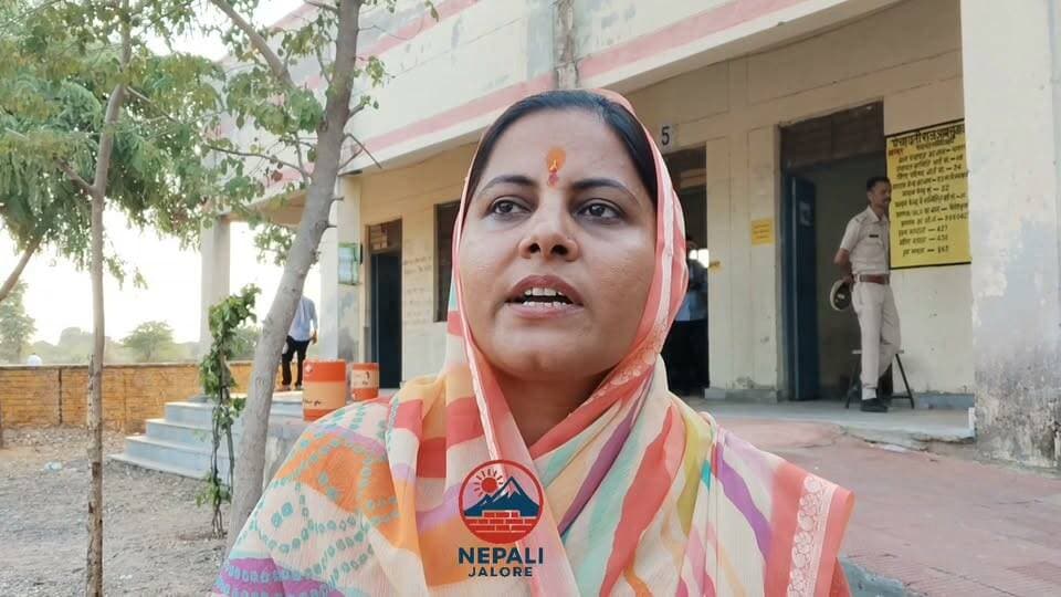 आहोर प्रत्याशी सरोज चौधरी ने मोतीसरी में किया मतदान : जालोर। आहोर कांग्रेस प्रत्याशी सरोज चौधरी ने अपने ससुराल मोतीसरी में मतदान कर लोकतंत्र के महापर्व में भागीदारी निभाई।
मतदान के बाद उन्होंने मतदाताओं से कांग्रेस के पक्ष में मतदान करने की अपील की। उन्होंने लोकतंत्र को मजबूत बनाने के लिए सभी मतदाताओं से अपने मताधिकार का उपयोग करने का आह्वान किया। इस दौरान क्षेत्र में चुनाव को लेकर मतदाताओं में उत्साह नजर आया।