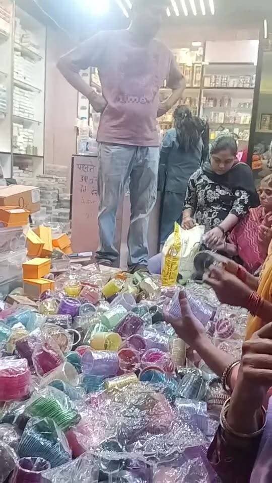 करवाचौथ से पहले रोहतक के बाजारों में लौटी रौनक: शिवाजी कॉलोनी बाजार में खरीदारी करती औरते