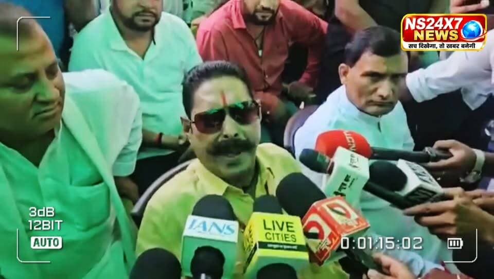 नीरज कुमार का नाम सुनते ही भड़के विधायक आनंद सिंह पत्रकारों का माइक फेंका