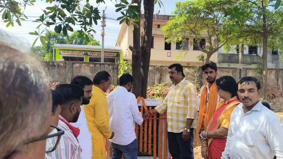 गोबिंदपुर टुंडी मार्ग पर स्थित गोबिंदपुर प्लस टू उच्च विद्यालय के भाग 1 का भवन निर्माण कार्य का सिंदरी विधायक ने किया शिलान्यास कई स्थानीय जनप्रतिनिधि रहे उपस्थित