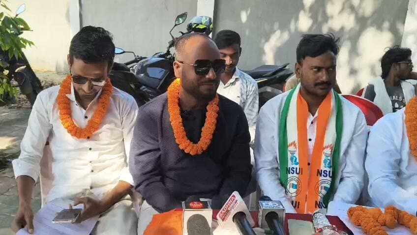 NSUI के नवनिर्वाचित गोबिंदपुर प्रखंड अध्यक्ष मोईन अंसारी के द्वारा गोबिंदपुर के 39 पंचायतों में चलाए जाने वाले छात्र जोड़ों अभियान को कोंग्रेस के धनबाद महासचिव शरीफ अंसारी ने दिया समर्थन मीडिया को दी जानकारी