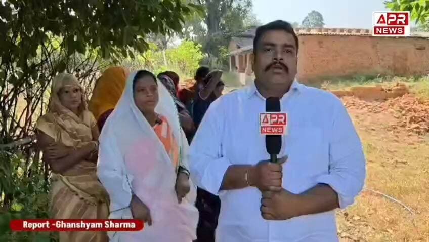 अनूपपुर में बड़ा फर्जीवाड़ा: स्व-सहायता समूह के नाम पर 19 गरीब महिलाओं से 14 लाख की ठगी, आरोपी अध्यक्ष फरार; पुलिस-प्रशासन की सुस्ती पर फूटा आक्रोश!
ऋण दिलाने का झांसा देकर चुराए लाखों, शपथ पत्र देकर फिर भागी शातिर अध्यक्ष।
कर्जदाताओं की दबंगई से दोहरी मार झेल रहीं पीड़ित महिलाएं, घर का सामान तक उठाया।
थाने से लेकर जन आकांक्षा पोर्टल तक शिकायतें धूल फांक रहीं, महीनों बाद भी कार्रवाई सिफर।
अनूपपुर:
जिले के अनूपपुर थाना अंतर्गत ग्राम खड़ा से एक ऐसा सनसनीखेज मामला सामने आया है, जिसने महिला सशक्तिकरण और स्व-सहायता समूहों की कार्यप्रणाली पर गंभीर सवाल खड़े कर दिए हैं। समूह के संचालन की आड़ में गरीब और सीधी-सादी महिलाओं के साथ लगभग 14 लाख रुपये की बड़ी ठगी को अंजाम दिया गया है। आरोपी अध्यक्ष द्वारा फर्जीवाड़ा कर रकम हड़पने और महीनों बीत जाने के बाद भी पुलिस-प्रशासन द्वारा कोई ठोस कार्रवाई न किए जाने से पीड़ित महिलाओं और ग्रामीणों में भारी आक्रोश उबल रहा है।
अन्याय के खिलाफ अब इन बेबस महिलाओं ने न्याय की अंतिम उम्मीद के साथ पुलिस अधीक्षक (SP) कार्यालय और कलेक्टर महोदय की चौखट पर दस्तक देकर इंसाफ की गुहार लगाई है।
🚨 लोन दिलवाने के नाम पर बुना गया धोखाधड़ी का जाल
प्राप्त जानकारी के अनुसार, ग्राम खड़ा निवासी समूह की अध्यक्ष श्रीमती राधा बाई सिंह (पति उदय भान सिंह गोड़) पर आरोप है कि उसने विभिन्न समूहों से जुड़ी महिलाओं को बैंक से आसान ऋण (लोन) दिलवाने का झांसा दिया। भरोसे का फायदा उठाकर उसने महिलाओं के दस्तावेजों का गलत इस्तेमाल किया और 19 सदस्यों के नाम पर कुल 14,00,000 रुपये की भारी-भरकम राशि फर्जी तरीके से आहरित कर ली।
📜 शपथ पत्र देकर पलटी शातिर आरोपी, मोबाइल नंबर भी बंद
घटना के बाद आरोपी अध्यक्ष गांव सेरफू हो गई थी। कुछ दिन बाद, जब वह रात के वक्त गुपचुप तरीके से अपना घर का सामान समेटने आई, तो सतर्क पीड़ित महिलाओं ने उसे धर दबोचा और अनूपपुर खींच लाईं।
दबाव बनने पर आरोपी ने लिखित में शपथ पत्र दिया कि वह 15 दिन के भीतर सभी के पैसे लौटा देगी। लेकिन, जैसे ही वह समय सीमा खत्म हुई, वह दोबारा चकमा देकर फरार हो गई। हद तो यह है कि आरोपी द्वारा इस्तेमाल किए जाने वाले सभी मोबाइल नंबर (7879137677, 9753253291, 9301622503 और 9009479462) तब से लगातार बंद आ रहे हैं।
🌪️ दोहरी मार: एक तरफ ठगी का गम, दूसरी तरफ कर्जदाताओं की दबंगई
एक तरफ जहां शातिर अध्यक्ष लाखों लेकर गायब है, वहीं दूसरी ओर इन गरीब महिलाओं पर दोहरी और अमानवीय मार पड़ रही है। समूह से जुड़ी अन्य संस्थाओं या बाहरी लोगों द्वारा लगातार पीड़ित महिलाओं के घरों पर धावा बोला जा रहा है। जबरन पैसे की वसूली के लिए दबाव बनाया जा रहा है, और रकम न मिलने पर घरों से घरेलू सामान तक उठाकर ले जाया जा रहा है। इस मानसिक प्रताड़ना और भीषण आर्थिक संकट ने इन परिवारों की नींद उड़ा दी है।
🏛️ कागजों में उलझकर रह गई न्याय की आस
पीड़ित महिलाओं ने सिस्टम की कार्यशैली पर सवाल उठाते हुए बताया कि इस गंभीर अपराध की शिकायत थाना अनूपपुर में 12 अगस्त 2026 को ही दर्ज कराई जा चुकी है। इसके बावजूद पुलिस ने अब तक कोई प्रभावी और कड़ा कदम नहीं उठाया। थक-हारकर महिलाओं ने जन आकांक्षा पोर्टल (शिकायत क्रमांक: 773090, दिनांक 28 सितंबर 2026) पर भी गुहार लगाई, लेकिन यह शिकायत भी आज दिनांक तक फाइलों में धूल फांक रही है और पूरी तरह लंबित है।
📋 इन 19 पीड़िताओं के नाम पर हुई लूट
इस बड़े फर्जीवाड़े का शिकार बनीं 19 प्रमुख महिलाओं के नाम इस प्रकार हैं, जिनके कंधों पर हजारों से लेकर लाखों रुपये का फर्जी कर्ज थोप दिया गया है:
केमली पाव
गुड़ड़ी बाई पाव
सोमरती पाव
राजकुमार पाव
वर्षा यादव
सुमित्रा पाव
राधा पाव
जनकलली सिंह
तेरावती पाव
संतोषी वर्मा
मधुसिंह
अन्ती सिंह
पार्वती सिंह
धनमतिया सिंह
दुर्गा बाई
राधाबाई सिंह
लल्ली बाई सिंह
मुन्नीबाई पाव
मीनाबाई सिंह
⚖️ जनमानस की मांग: जल्द हो सख्त कार्रवाई वर्ना फूटेगा बड़ा आंदोलन
ग्रामीण महिलाओं और पीड़ित सदस्यों ने जिला प्रशासन तथा पुलिस के आला अधिकारियों को दो टूक चेतावनी दी है कि यदि इस मामले की निष्पक्ष उच्चस्तरीय जांच कर फरार आरोपी अध्यक्ष को तत्काल गिरफ्तार नहीं किया गया, ठगी गई पूरी रकम वापस नहीं दिलाई गई और कर्जदाताओं की अवैध वसूली पर रोक नहीं लगी, तो मजबूरन पीड़ित महिलाएं उग्र आंदोलन का रास्ता अपनाने को विवश होंगी।