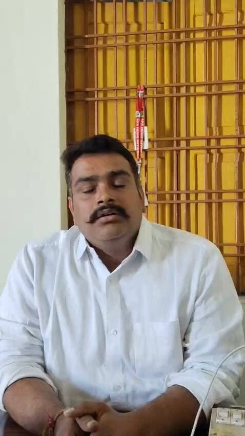 ब्रेकिंग न्यूज़: लोकतंत्र के चौथे स्तंभ का दमन! शहडोल में सीएम के कार्यक्रम से पहले पत्रकार घनश्याम कुमार शर्मा को पुलिस ने घर पर किया नजरबंद
शहडोल संभाग | एपीआर न्यूज़
शहडोल: मध्य प्रदेश के शहडोल संभाग में आज लोकतंत्र की आवाज़ को कुचलने का एक सनसनीखेज मामला सामने आया है। एपीआर न्यूज़ चैनल के पत्रकार घनश्याम कुमार शर्मा को, जिन्हें पिछले 20 दिनों से लगातार जान से मारने और गोली मारने की धमकियां मिल रही थीं, आज शहडोल पुलिस द्वारा उनके निज निवास पर नजरबंद (House Arrest) कर दिया गया है।