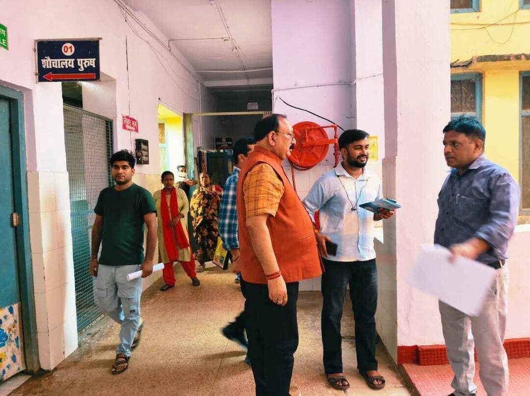 तिलहर/शाहजहांपुर
====
साफ सफाई पर विशेष
ध्यान दें:सीएमओ।
=====
विवेक शर्मा (अंशु)
सामुदायिक स्वास्थ्य केंद्र का मुख्य चिकित्सा अधिकारी ने निरीक्षण कर साफ सफाई पर विशेष ध्यान देने का निर्देश दिया है।
नगर के सामुदायिक स्वास्थ्य केंद्र पहुंचे जनपद के मुख्य चिकित्सा अधिकारी डॉक्टर विवेक कुमार मिश्रा ने अस्पताल परिसर का बेहद बारीकी से निरीक्षण किया।
निरीक्षण के दौरान उन्होंने व्यवस्थाओं पर संतोष जताते हुए चिकित्सा प्रभारी सहित अस्पताल स्टाफ को साफ सफाई रखने के विशेष निर्देश दिए।सीएमओ ने इस दौरान इमरजेंसी सुविधाओं,लैब के साथ ही दवाओं के रखरखाव की व्यवस्था को भी परखा।
निरीक्षण के दौरान चिकित्सा अधीक्षक डॉक्टर ओमेंद्र राठौर,फार्मासिस्ट सत्येंद्र शर्मा सहित सीएचसी स्टाफ मौजूद रहा।