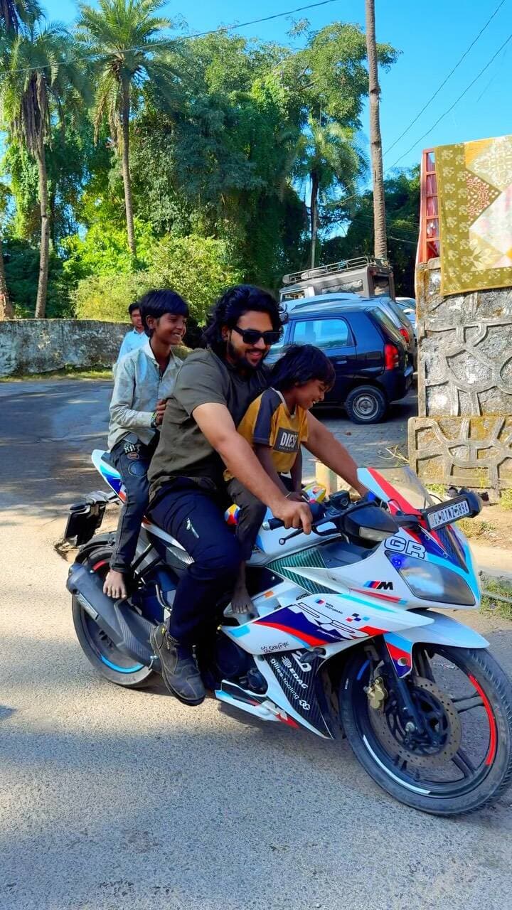 Just made my morning, Spreading Love is Biggest Thing in the world, Thank u God For this life,
#gujjurider #love #kindness #helping #abu