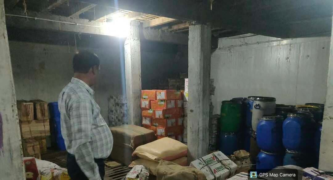 कहीं आप भी जो ड्राई फ़्रूट्स खा रहे हैं वह निम्न गुणवत्ता का तो नहीं, खाद्य सुरक्षा विभाग ने 920 किलोग्राम काजू किए सीज
रत्नागिरी घी और टमाटर कैच अप के नमूने लेने की भी दी जानकारी
( अजमेर न्यूज़ )
अजमेर जिले में शुद्ध आहार मिलावट पर वार के तहत यह अभियान चलाया जा रहा है इसका मुख्य उद्देश्य आमजन को शुद्ध एवं सुरक्षित खाद्य सामग्री उपलब्ध कराना है इस अभियान के तेज आज दिनांक 25/ 10/ 26 को मंडी स्थित कोल्ड स्टोरेज में रखे मेड़ता ट्रेडर्स एवं राजेश ड्राई फ्रूट के 920 किलोग्राम काजू खाद्य सुरक्षा विभाग द्वारा जप्त किए गए वे साथ इन काजू के दो सैंपल खाद्य सुरक्षा मानक अधिनियम 2006 के तहत लिए गए / इसके साथ ही शर्मा इंटरप्राइजेज से रत्नागिरी घी का एवं खंडेलवाल डिस्ट्रीब्यूटर से टमाटर केचप का एक-एक नमूना खाद्य सुरक्षा अधिनियम 2006 के तहत लिए गए | उक्त नमूनो को जांच हेतु खाद्य प्रयोगशाला भेजा गया है रिपोर्ट आने पर आगे की कानूनी कार्रवाई की जाएगी ;निरीक्षण के दौरान खाद्य सुरक्षा एवं गुणवत्ता संबंधी कमियां मिलने पर संबंधित कारोबारी को आवश्यक सुधार करने के निर्देश दिए गए इस कार्रवाई में खाद्य सुरक्षा अधिकारी अजय मोयल, आनंद चौधरी,राजेंद्र शर्मा,प्रदीप यादव व सहायक राजकुमार इंदौरिया शामिल रहे, यह अभियान आगे भी संपूर्ण जिले में चलाया जाएगा, अभियान का मुख्य उद्देश्य खाद्य पदार्थ के गुणवत्ता सुनिश्चित करना, निर्माण इकाइयों में स्वच्छता की पालन करवाना और उपभोक्ता के स्वास्थ्य की सुरक्षा करना है ।
( अजमेर न्यूज़ )
9351087614
#ajmer #news #food #dryfruits #milawat #foodsafety
