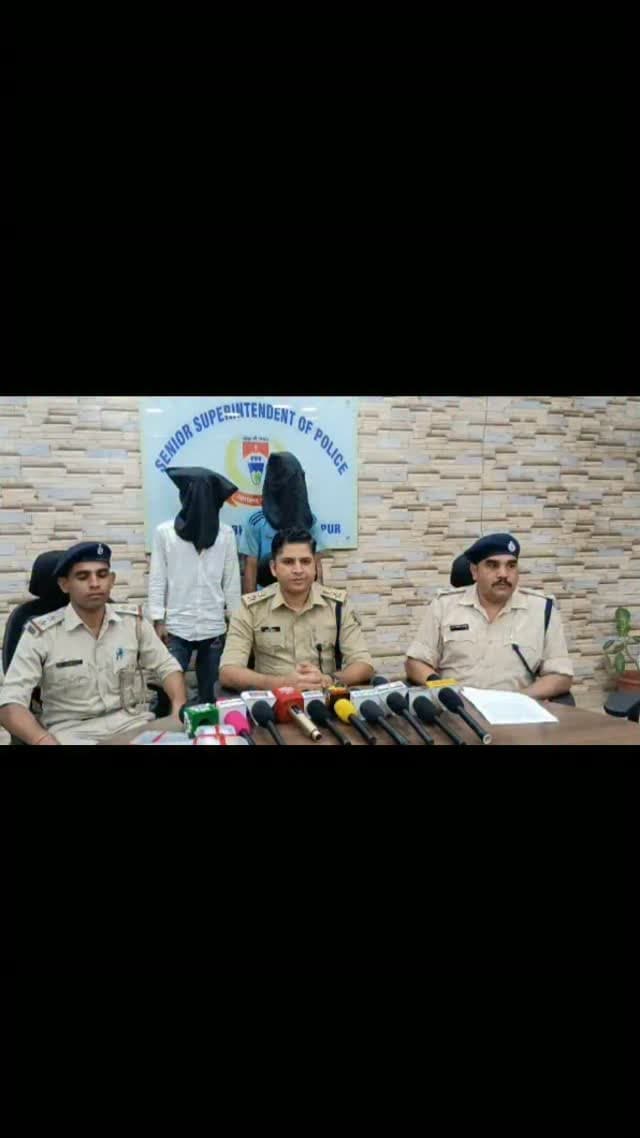 JAMSHEDPUR : कदमा में लोडेड देशी कट्टे के साथ दो युवक गिरफ्तार, दो गोलियां और आईफोन बरामद
कदमा में लोडेड देशी कट्टे के साथ दो युवक गिरफ्तार, दो गोलियां और आईफोन बरामद
जमशेदपुर, झारखंड। कदमा थाना क्षेत्र में पुलिस ने गुप्त सूचना के आधार पर छापेमारी कर अवैध हथियार के साथ दो युवकों को गिरफ्तार किया है। गिरफ्तार आरोपियों के पास से एक लोडेड देशी कट्टा, दो गोलियां और एक सफेद रंग का आईफोन बरामद किया गया है। पुलिस के अनुसार, दोनों युवक कथित तौर पर किसी आपराधिक घटना को अंजाम देने की तैयारी में थे।
गिरफ्तार आरोपियों की पहचान रामजनम नगर, काली मंदिर रोड निवासी समीर नाग उर्फ आदित्य नाग (20 वर्ष) और भाटिया बस्ती, रोड नंबर-12, राज बिहारी पथ निवासी शुभम कुम्हार (19 वर्ष) के रूप में हुई है।
गुप्त सूचना पर गठित की गई छापेमारी टीम
पुलिस के मुताबिक, 27 अक्टूबर की रात सूचना मिली थी कि समीर नाग अपने एक साथी के साथ रामजनम नगर में किसी आपराधिक वारदात को अंजाम देने की तैयारी कर �