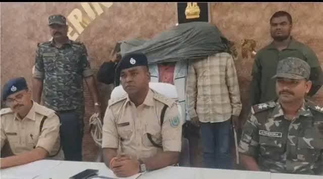 लातेहार के चंदवा में पुलिस की बड़ी कार्रवाई: रंगदारी वसूलने की साजिश नाकाम, हथियार समेत 3 अपराधी दबोचे गए
📍 चंदवा (लातेहार):
रंगदारी न मिलने पर दोबारा फायरिंग कर दहशत फैलाने की योजना बना रहे तीन कुख्यात अपराधियों को चंदवा पुलिस ने त्वरित कार्रवाई करते हुए धर दबोचा। पुलिस ने समय रहते छापेमारी कर एक बड़ी आपराधिक वारदात को टाल दिया है।
पुलिस से मिली आधिकारिक जानकारी के अनुसार, विगत 23 अक्टूबर को सिकनी स्थित रंजन लाल के पेट्रोल पंप पर रंगदारी वसूलने की नीयत से ताबड़तोड़ फायरिंग की गई थी। इस घटना के बाद अपराधी पुनः किसी बड़ी घटना को अंजाम देने की फिराक में थे। मामले की गंभीरता को देखते हुए लातेहार पुलिस अधीक्षक को मिली गुप्त सूचना के आधार पर एसडीपीओ संदीप कुमार गुप्ता के नेतृत्व में एक विशेष छापेमारी दल का गठन किया गया।
पुलिस टीम ने त्वरित घेराबंदी करते हुए आन स्थित श्मशान घाट के समीप से तीन संदिग्धों—दीपक लोहरा, पीयूष उरांव और जितें�