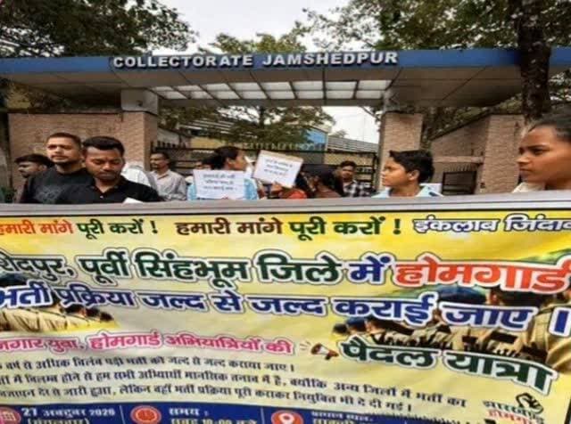 *जमशेदपुर//होमगार्ड भर्ती में देरी से नाराज अभ्यर्थियों का पैदल मार्च, साकची से डीसी कार्यालय तक उठाई आवाज*
पूर्वी सिंहभूम जिले में होमगार्ड भर्ती प्रक्रिया में देरी के खिलाफ मंगलवार को अभ्यर्थियों ने साकची से डीसी कार्यालय तक पैदल मार्च निकाला। युवाओं का कहना है कि भर्ती प्रक्रिया एक वर्ष से अधिक समय से लंबित है, जबकि अन्य जिलों में नियुक्तियां हो चुकी हैं। अभ्यर्थियों ने जल्द भर्ती पूरी करने की मांग की।