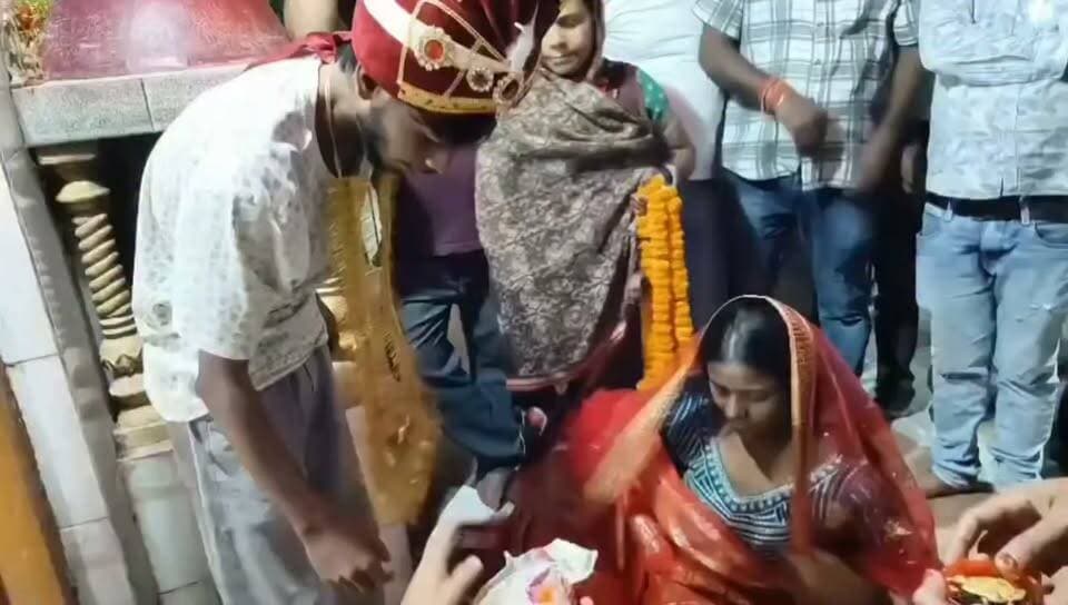 मोतिहारी में इंस्टाग्राम के प्यार का मंदिर में हुआ सुखद अंत, मोहल्ले वालों ने कराई प्रेमी जोड़े की शादी।