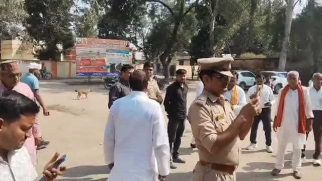 एमएलसी चुनाव के दौरान नेवादा ब्लॉक मतदान केंद्र पर भाजपा जिलाध्यक्ष और सपा उपाध्यक्ष के बीच नोकझोंक, तीसरे पार्ट में देखिए पुलिस के बीच भी नोकझोंक
कौशाम्बी। इलाहाबाद–झांसी खंड स्नातक निर्वाचन क्षेत्र के चुनाव के दौरान नेवादा ब्लॉक स्थित मतदान केंद्र पर भाजपा जिलाध्यक्ष धर्मराज मौर्य और सपा उपाध्यक्ष जितेंद्र कुमार सरोज के बीच नोकझोंक होने का मामला सामने आया है।
मतदान के दौरान दोनों नेताओं के बीच हुई कहासुनी चर्चा का विषय बनी रही। घटना से जुड़ा वीडियो भी सामने आया है, जिसमें दोनों नेताओं के बीच हुई नोकझोंक देखी जा सकती है। हालांकि, विवाद के कारणों और पूरे घटनाक्रम की आधिकारिक पुष्टि नहीं हो सकी है।
देखिए वीडियो में मतदान केंद्र पर क्या हुआ। #KaushambiPolice #BJP #cmyogi #keshavprasadmaurya