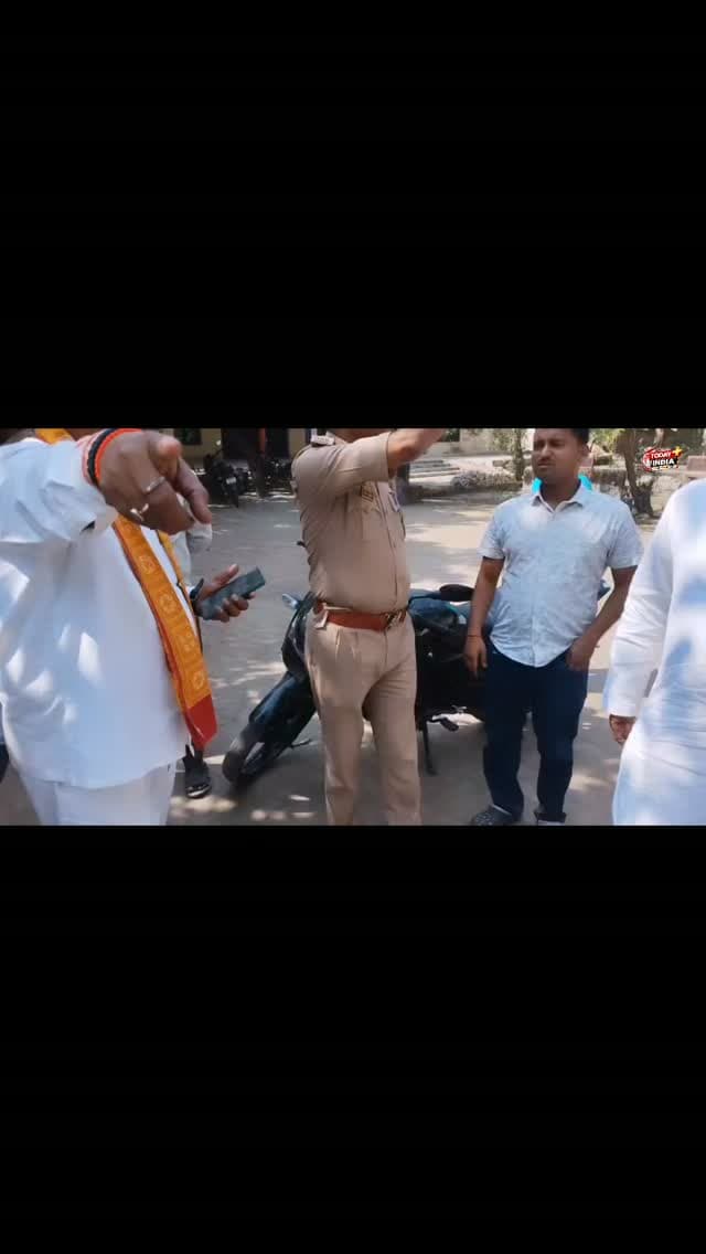 कौशाम्बी: MLC चुनाव के दौरान नेवादा ब्लॉक में भाजपा-सपा नेताओं के बीच नोकझोंक!
📍 नेवादा ब्लॉक मतदान केंद्र से बड़ी खबर!
इलाहाबाद–झांसी खंड स्नातक एमएलसी चुनाव के दौरान कौशाम्बी के नेवादा ब्लॉक मतदान केंद्र पर भाजपा जिलाध्यक्ष धर्मराज मौर्य और सपा उपाध्यक्ष जितेंद्र कुमार सरोज के बीच नोकझोंक होने की बात सामने आई है।
🎥 देखिए वीडियो में क्या हुआ और किस बात पर हुई नोकझोंक!
📲 पूरी वीडियो देखिए और खबर से जुड़े अपडेट के लिए जुड़े रहिए।
#Kaushambi #NevadaBlock #MLCElection #BJP #SP कौशाम्बी नेवादा TodayIndiaPlus