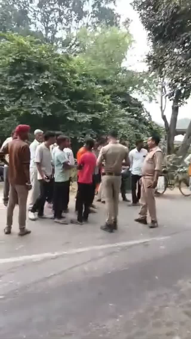 🚨 कौशाम्बी: कनैली में डंपर का कहर, बाइक सवार विवाहिता की मौत; पति घायल
⚠️ दो दिन में डंपर से जुड़े हादसों में दो लोगों की गई जान, बालू लदे वाहनों की आवाजाही पर उठे सवाल!
📍 कनैली, कौशाम्बी। सराय अकिल थाना क्षेत्र के कनैली कस्बे में बालू लदे डंपर की टक्कर से बाइक सवार दंपती हादसे का शिकार हो गए। हादसे में 21 वर्षीय अंजली देवी की मौत हो गई, जबकि उनके पति अरदीप दिवाकर घायल हो गए। घटना के बाद परिवार में कोहराम मच गया।
मिली जानकारी के अनुसार, मंझनपुर थाना क्षेत्र के समदा गांव निवासी अरदीप दिवाकर अपनी पत्नी अंजली के साथ बाइक से जा रहे थे। कनैली चौराहे के पास पाल ट्रेडर्स एवं फैब्रिकेशन के सामने उनकी बाइक बालू लदे डंपर की चपेट में आ गई। दोनों को उपचार के लिए सराय अकिल के निजी अस्पताल पहुंचाया गया, जहां अंजली की मौत हो गई।
⚠️ दो दिन पहले भी गई थी एक जान!
सोमवार को कनैली निवासी शिवचंद रैदास (30) सड़क पार करते समय डंपर की टक्कर से गंभीर रूप से घायल हो गए थे। उन्हें मेडिकल कॉलेज ले जाया गया, जहां उपचार के दौरान उनकी मौत हो गई।
दो दिनों में दो मौतों से क्षेत्र में चिंता बढ़ गई है। यमुना घाटों से बालू निकासी और भारी वाहनों की आवाजाही के बीच सड़क सुरक्षा को लेकर सवाल उठ रहे हैं। स्थानीय स्तर पर भारी वाहनों के संचालन के दौरान सुरक्षा व्यवस्था सुनिश्चित करने की जरूरत महसूस की जा रही है।
थाना प्रभारी ज्ञान सिंह के मुताबिक, सोमवार की घटना में आरोपी चालक को डंपर समेत पकड़ लिया गया है। मुकदमा दर्ज कर विधिक कार्रवाई की जा रही है।
❓ आखिर भारी वाहनों की आवाजाही के दौरान सड़क सुरक्षा के पुख्ता इंतजाम कब होंगे?
#Kaushambi #Kanaili #SarayiAkil #RoadAccident #कौशाम्बी_न्यूज सड़क_सुरक्षा TodayIndiaPlus
