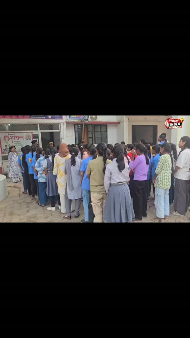 🚨 मिशन शक्ति अभियान फेज-6.0 | प्रतापगढ़ पुलिस की सराहनीय पहल 🚨
👮♂️ क्षेत्राधिकारी सदर मनोज कुमार सिंह रघुवंशी ने छात्राओं को समझाई पुलिस की कार्यप्रणाली, महिला सुरक्षा के प्रति किया जागरूक
📍 जेठवारा, प्रतापगढ़।
पुलिस अधीक्षक प्रतापगढ़ श्री दीपक भूकर के निर्देशन में मिशन शक्ति अभियान फेज-6.0 के तहत क्षेत्राधिकारी सदर श्री मनोज कुमार सिंह रघुवंशी ने थाना जेठवारा क्षेत्र के विद्यालयों की छात्राओं एवं बालिकाओं को थाने का भ्रमण कराया।
🔹 छात्राओं को मिशन शक्ति केंद्र, महिला हेल्प डेस्क, सीसीटीएनएस कार्यालय एवं प्रभारी निरीक्षक कार्यालय की कार्यप्रणाली से परिचित कराया गया।
🔹 महिला सुरक्षा, अधिकारों और शिकायत दर्ज कराने की प्रक्रिया की दी गई जानकारी।
🔹 1090, 181, 112, 1098 और साइबर हेल्पलाइन 1930 सहित महत्वपूर्ण हेल्पलाइन नंबरों के उपयोग के बारे में समझाया गया।
🔹 साइबर अपराध, सोशल मीडिया के सुरक्षित उपयोग और उत्पीड़न से बचाव के प्रति किया जागरू