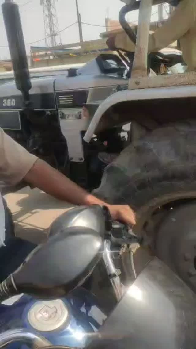 कौशाम्बी: करन चौराहे पर भीषण जाम, 500 मीटर तक लगी वाहनों की कतार; तीन घंटे परेशान रहे राहगीर!,सुनिए खुद कस्बावाशी की जुबानी
कौशाम्बी: करन चौराहे पर भीषण जाम, 500 मीटर तक लगी वाहनों की कतार; तीन घंटे परेशान रहे राहगीर!
📍 सराय अकिल, कौशाम्बी।
करन चौराहे पर मंगलवार को CSIL द्वारा सड़क निर्माण कार्य के दौरान यातायात व्यवस्था चरमरा गई। करीब 500 मीटर तक वाहनों की लंबी कतारें लगी रहीं और लोग लगभग तीन घंटे तक जाम में फंसे रहे।
⚠️ आखिर कब मिलेगी जाम से मुक्ति?
करन चौराहे पर जाम की समस्या कोई नई नहीं है। यहां आए दिन लोगों को जाम के झाम से जूझना पड़ता है। सड़क की पटरियों पर ठेले लगने, दुकानदारों के अतिक्रमण और बेतरतीब खड़े वाहनों से भी समस्या बढ़ती है।
📢 क्षेत्रवासियों की मांग ➡️ चौराहे पर यातायात व्यवस्था दुरुस्त की जाए। ➡️ सड़क की पटरियों से अतिक्रमण हटाया जाए। ➡️ सड़क निर्माण के दौरान जाम से बचाव के लिए उचित इंतजाम हों। ➡️ बेतरतीब खड़े वाहनों पर कार्रवाई �
