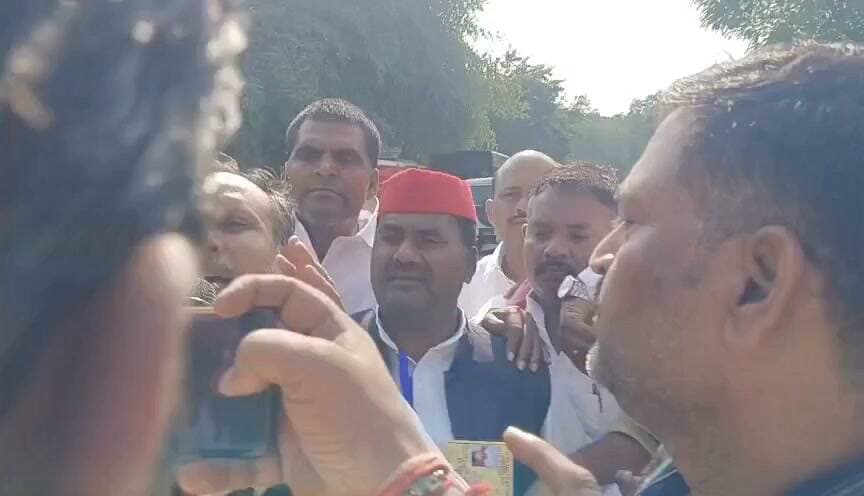 झांसी-इलाहाबाद सीट से सपा प्रत्याशी डॉ.मान सिंह यादव ने भाजपा के अशोक कुमार राठौर को 25 हजार वोटों से हराया..!
#MLCElection