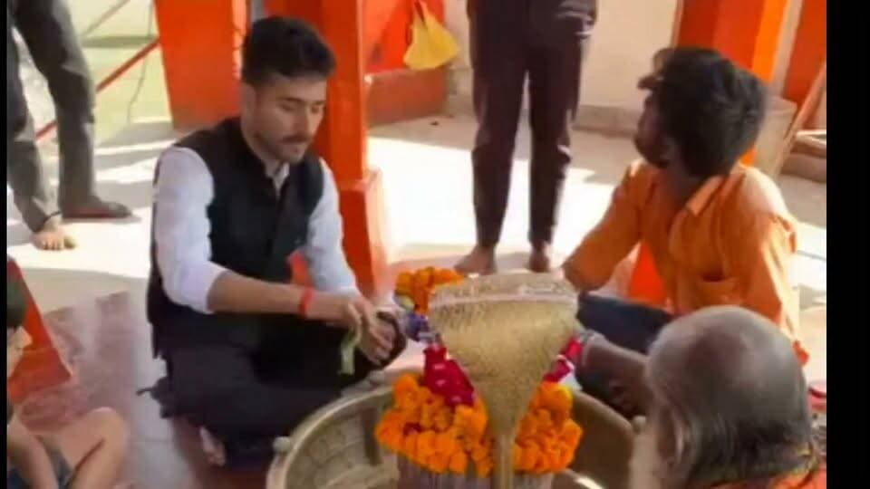 भाई दूज मेले की तैयारियों का जायजा लेने पहुंचे एसडीएम अर्पित कुमार सुजावन देव धाम का किया निरीक्षण
घूरपुर प्रयागराज। बारा तहसील के भीटा देवरिया स्थित ऐतिहासिक सुजावन देव धाम में भाई दूज के अवसर पर आयोजित होने वाले पारंपरिक यमद्वितीया मेले को लेकर प्रशासन सक्रिय हो गया है। मंगलवार को उपजिलाधिकारी बारा अर्पित कुमार ने मंदिर परिसर एवं यमुना घाट का निरीक्षण कर व्यवस्थाओं का जायजा लिया।
#Sujawan_Dev_Dham #Yamadvitiya_Fair #Bhai_Dooj_Kartik_Bathing
#SDM_Arpit_Kumar #Mahadev #Har_Har_Mahadev