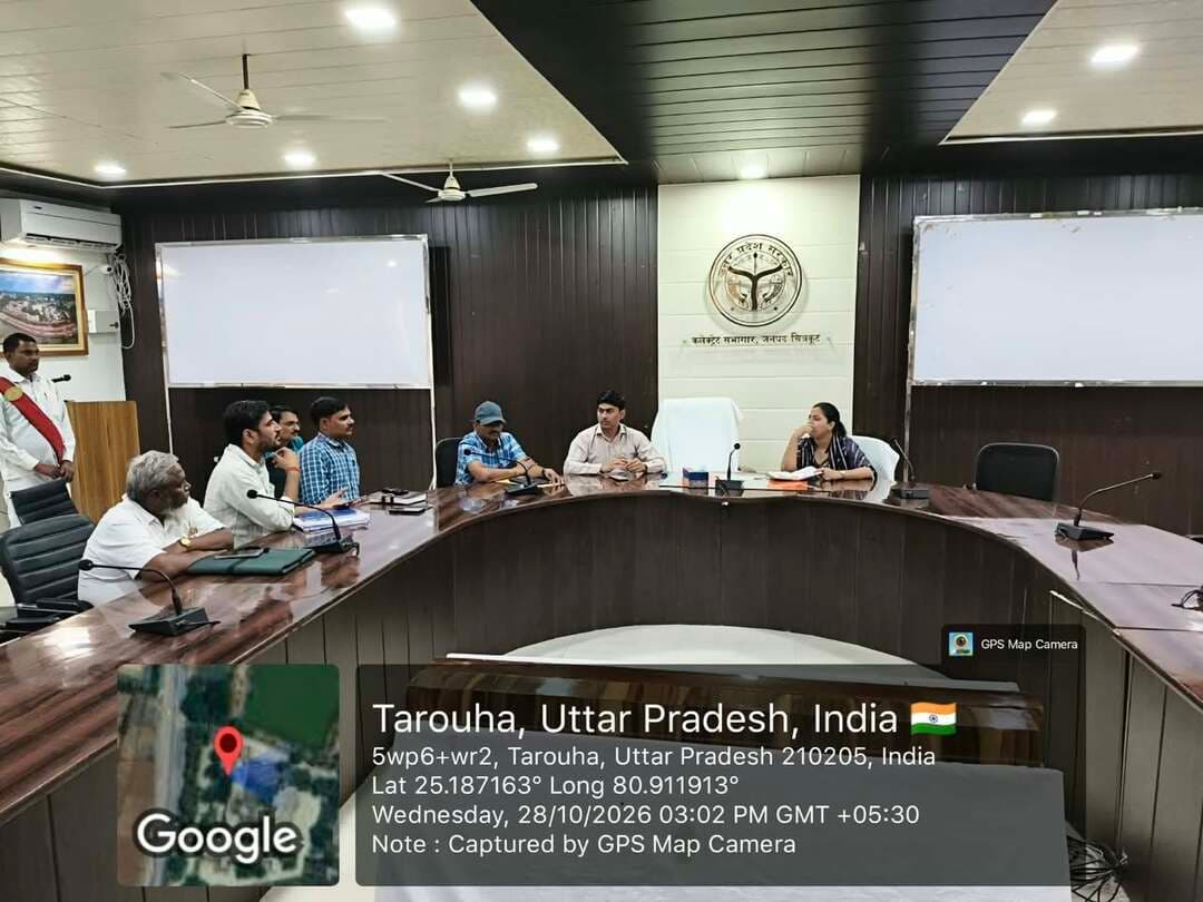 दिवाली मेले की तैयारियों को लेकर अपर जिलाधिकारियों ने की समीक्षा बैठक
संबंधित अधिकारियों को सौंपे गए दायित्वों का समयबद्ध एवं गुणवत्तापूर्ण ढंग से निर्वहन करने के दिए निर्देश
दिवाली मेले की तैयारियों के संबंध में अपर जिलाधिकारी नमामि गंगे स्वप्निल कुमार यादव एवं अपर जिलाधिकारी न्यायिक डॉ. कंचन द्वारा समीक्षा बैठक की गई। बैठक में मेले से संबंधित विभिन्न व्यवस्थाओं एवं कार्यों की प्रगति की समीक्षा करते हुए संबंधित अधिकारियों को आवश्यक दिशा-निर्देश दिए गए।
बैठक में अपर जिलाधिकारियों ने निर्देशित किया कि मेले के आयोजन के लिए विभिन्न विभागों को जो दायित्व सौंपे गए हैं, उनका अक्षरशः पालन सुनिश्चित किया जाए। सभी संबंधित अधिकारी अपने-अपने विभाग से संबंधित कार्यों को निर्धारित समयसीमा के भीतर गुणवत्तापूर्ण ढंग से पूर्ण कराएं। साथ ही, कार्यों में अपेक्षित प्रगति सुनिश्चित करते हुए आपसी समन्वय के साथ व्यवस्थाओं को सुदृढ़ बनाया जाए।
उन्होंने अधिशासी अधिकारी, नगर पालिका परिषद कर्वी को विशेष रूप से निर्देशित किया कि रामघाट क्षेत्र में साफ-सफाई की समुचित व्यवस्था सुनिश्चित की जाए। मेले के दौरान श्रद्धालुओं एवं आमजन की सुविधा को ध्यान में रखते हुए स्वच्छता व्यवस्था पर विशेष ध्यान दिया जाए तथा संबंधित कार्यों की नियमित निगरानी की जाए।
अपर जिलाधिकारियों ने सभी संबंधित अधिकारियों को निर्देशित किया कि दिवाली मेले के सफल, सुव्यवस्थित एवं सुचारु आयोजन के लिए सभी आवश्यक तैयारियां समय से पूर्ण कराना सुनिश्चित करें।