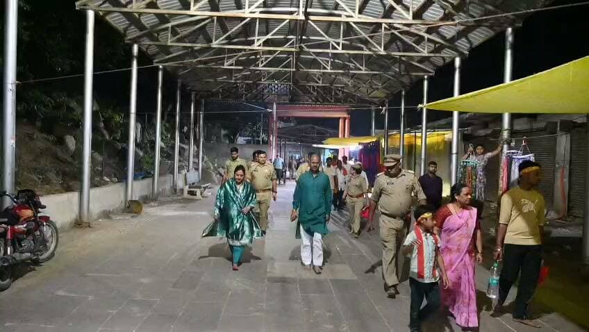 शरद पूर्णिमा एवं आगामी दीपावली अमावस्या पर्व के दृष्टिगत पुलिस अधीक्षक चित्रकूट ने परिक्रमा मार्ग एवं रामघाट में पैदल गश्त कर सुरक्षा व्यवस्था का लिया जायजा, संबंधित अधिकारियों को दिए आवश्यक दिशा-निर्देश
शरद पूर्णिमा एवं आगामी दीपावली अमावस्या पर्व के दृष्टिगत श्रद्धालुओं की सुरक्षा एवं सुगम आवागमन सुनिश्चित करने हेतु पुलिस अधीक्षक चित्रकूट अरुण कुमार सिंह द्वारा परिक्रमा मार्ग एवं रामघाट क्षेत्र में पैदल गश्त कर सुरक्षा व्यवस्था का जायजा लिया गया।
इस दौरान पुलिस अधीक्षक ने श्रद्धालुओं की सुरक्षा, भीड़ प्रबंधन, यातायात व्यवस्था एवं संवेदनशील स्थलों पर सुरक्षा प्रबंधों का निरीक्षण किया तथा ड्यूटी पर तैनात पुलिसकर्मियों को सतर्कता एवं मुस्तैदी के साथ ड्यूटी करने, श्रद्धालुओं के साथ शालीन व्यवहार करने तथा किसी भी आपात स्थिति से निपटने हेतु तत्पर रहने के निर्देश दिए।