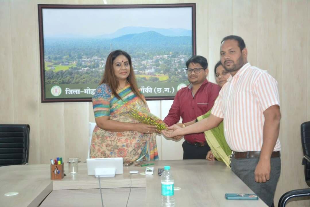 जिले के मोहला विकासखंड के शिक्षकों की सराहनीय पहल से ग्रामीण युवाओं को मिल रहा है प्रतियोगी परीक्षाओं की तैयारी का निःशुल्क मार्गदर्शन।
- पिछले दो वर्षों में नगर सैनिक, पुलिस कांस्टेबल एवं फायरमैन सहित विभिन्न पदों पर 10 से अधिक विद्यार्थियों का चयन हुआ है।
कलेक्टर श्रीमती तनुजा सलाम ने चयनित एवं तैयारी कर रहे विद्यार्थियों से मुलाकात कर उनकी उपलब्धियों की सराहना की और उज्ज्वल भविष्य के लिए शुभकामनाएं दीं।
#mmacdistrict_cg #chhattishgarh #education
@chhattisgarhcmo @dpr.chhattisgarh