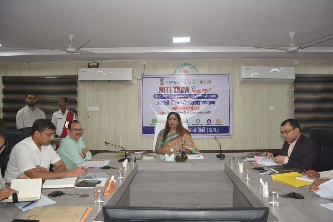 आकांक्षी जिला एवं विकासखंड कार्यक्रम के तहत नीति तारा डेटा एनालिसिस टूलकिट पर प्रशिक्षण आयोजित
कलेक्टर श्रीमती तनुजा सलाम एवं जिला पंचायत के मुख्य कार्यपालन अधिकारी श्री उज्ज्वल पोरवाल के मार्गदर्शन में जिला कार्यालय, मोहला में अधिकारियों एवं कर्मचारियों को नीति तारा डेटा एनालिसिस टूलकिट की कार्यप्रणाली, डेटा विश्लेषण एवं प्रभावी मॉनिटरिंग का प्रशिक्षण दिया गया।
प्रशिक्षण का उद्देश्य डेटा आधारित योजना निर्माण, विकास संकेतकों की नियमित निगरानी तथा शासकीय योजनाओं के प्रभावी क्रियान्वयन को बढ़ावा देना है, ताकि बेहतर मॉनिटरिंग और साक्ष्य आधारित निर्णयों से जिले के विकास को नई गति मिल सके।
#आकांक्षी_जिला #नीति_आयोग #नीति_तारा #mmacdistrict_cg #chhattishgarh
@chhattisgarhcmo @dpr.chhattisgarh