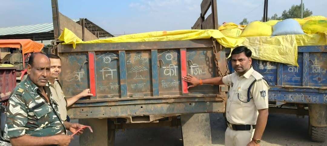 बस संचालकों को ओवरस्पीडिंग और ओवरलोडिंग नहीं करने के निर्देश
अनाज मंडी में ट्रालियों में लगाई गई रेडियम पट्टी
जिले के समस्त बस संचालकों को जिला परिवहन अधिकारी द्वारा निर्देशित किया गया है कि बसों के संचालन में अत्यधिक तेज गति, क्षमता से अधिक यात्रियों को छत और पायदान पर बैठाने तथा ओवरलोडिंग नहीं की जाएगी। बस संचालकों को गति सीमा का पालन करने, जोखिमपूर्ण तरीके से यात्रियों को छत और पायदान पर किसी भी स्थिति में नहीं बैठाया जाएगा तथा बस में स्वीकृत सीट क्षमता से अधिक सवारी नहीं बैठाई जाएगी। निर्देशों का उल्लंघन करने पर चालानी कार्यवाही की जाएगी और चालक का लाइसेंस निरस्त किया जाएगा। क्षेत्रीय परिवहन प्राधिकरण को वाहन का बस परमिट निरस्त करने की अनुशंसा की जाएगी तथा गंभीर उल्लंघन पर वाहन जब्त किया जाएगा।
परिवहन विभाग तथा यातायात पुलिस की संयुक्त कार्यवाही में भिण्ड स्थित अनाज मंडी में 30 ट्रालियों में रेडियम पट्टी लगाई गई है। जिला कलेक्टर के निर्देशानुसार दृश्यता बढ़ाने और जनहानि रोकने के उद्देश्य से यह अभियान चलाया गया है।
#CMMadhyaPradesh
#JansamparkMP
Madhya Pradesh Transport Department
#भिण्ड
#Bhind