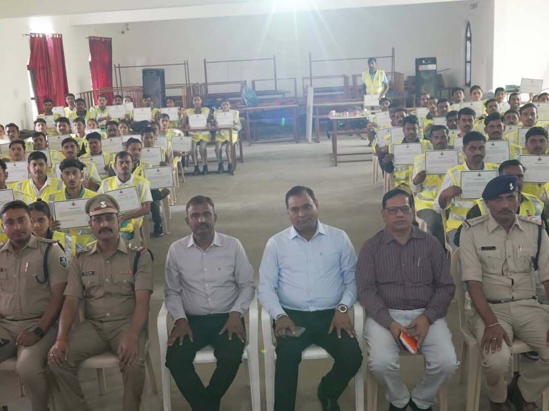 सिविल डिफेंस वालंटियर्स अब आपदा में जनता की रखवाली के लिए तैयार
7 दिवसीय प्रशिक्षण शिविर संपन्न
शहर में किसी भी संभावित आपदा एवं आपातकालीन परिस्थिति से प्रभावी ढंग से निपटने के लिए नागरिकों और युवाओं को प्रशिक्षित करने के उद्देश्य से आयोजित 7 दिवसीय सिविल डिफेंस वालंटियर्स प्रशिक्षण शिविर का सफल समापन हुआ। ग्वालियर रोड स्थित विवेकानंद नर्सिंग कॉलेज परिसर में 22 से 28 अक्टूबर 2026 तक चले इस शिविर में कुल 100 वालंटियर्स ने उत्साह के साथ भाग लिया।
आपदा प्रबंधन में मिला व्यावहारिक प्रशिक्षण
आपदा प्रबंधन ढांचे को मजबूत बनाने की इस पहल के तहत होमगार्ड्स के विशेषज्ञ प्रशिक्षकों ने वालंटियर्स को आधुनिक आपदा प्रबंधन, नागरिक सुरक्षा, त्वरित प्राथमिक उपचार, तकनीकी रेस्क्यू ऑपरेशन तथा सीमित एवं उपलब्ध संसाधनों से प्रभावी बचाव की विशेष व्यावहारिक ट्रेनिंग दी। प्रशिक्षण के दौरान वालंटियर्स ने आपदा की स्थिति में त्वरित निर्णय, बचाव तकनीक और टीम वर्क को भी सीखा।
समापन सत्र में अधिकारियों ने बढ़ाया हौसला
समापन सत्र में अपर कलेक्टर भिण्ड श्री राजन बी नाडिया, होमगार्ड्स जिला सेनानी श्री आर.डी. सिंह एवं उनकी टीम विशेष रूप से उपस्थित रही। अतिथियों ने वालंटियर्स के जोश और अनुशासन की सराहना करते हुए उन्हें उत्साहित किया।
तैयारी और जन-सहभागिता पर जोर
वक्ताओं ने आपदा पूर्व तैयारी और कम्युनिटी रेस्पॉन्स के महत्व पर बल दिया। उन्होंने कहा कि सिविल डिफेंस वालंटियर्स आपदा के समय जनमानस को धैर्य रखने की प्रेरणा देंगे और जनता को यह भरोसा दिलाएंगे कि सहायता के लिए वे हमेशा उपलब्ध हैं।
राहत-बचाव में रहेंगे सक्रिय
अतिथियों ने वालंटियर्स से आह्वान किया कि किसी भी प्राकृतिक या मानव-निर्मित आपदा में वे अनुशासित रहते हुए तत्काल राहत एवं बचाव कार्य संचालित करें, जिला प्रशासन से समन्वय बनाए रखें और अमूल्य मानव जीवन की रक्षा के लिए सदैव तत्पर रहें। इस प्रशिक्षण से जिले की आपदा प्रतिरोधी क्षमता को और मजबूती मिलने की उम्मीद है।
#CMMadhyaPradesh
#JansamparkMP
Department Of Revenue, Madhya Pradesh
#भिण्ड
#Bhind