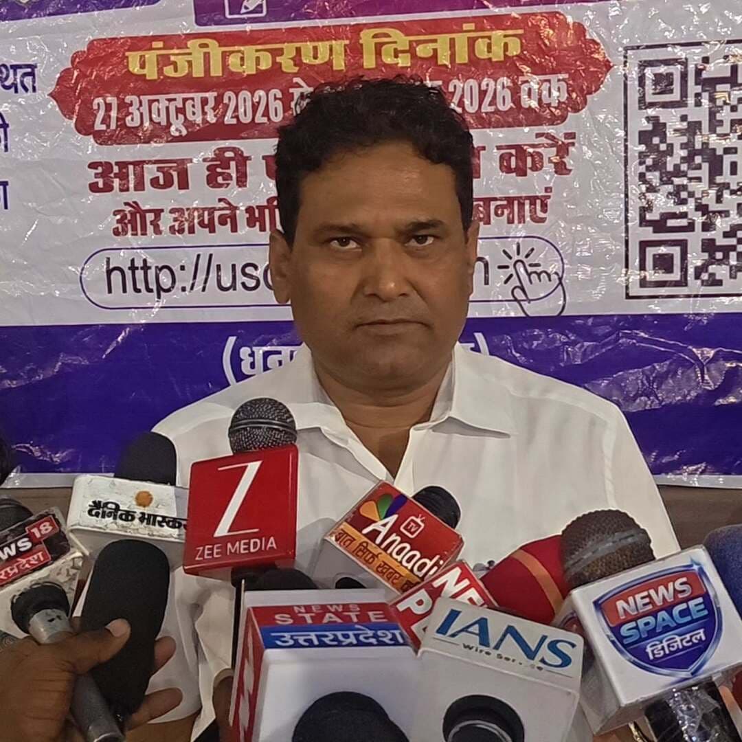 उन्नाव में 85 संपत्तियों की ई-नीलामी, 27 अक्टूबर से शुरू होगा पंजीकरण
18 नवंबर को लगेगी बोली, USDA की खाली पड़ी संपत्तियों को बेचने की तैयारी
उन्नाव। उत्तर प्रदेश के उन्नाव जनपद में उन्नाव-शुक्लागंज विकास प्राधिकरण (USDA) अपनी खाली पड़ी संपत्तियों की ई-नीलामी कराने जा रहा है। इसके लिए 27 अक्टूबर 2026 से पंजीकरण प्रक्रिया शुरू होगी, जबकि 18 नवंबर 2026 को ऑनलाइन नीलामी के माध्यम से संपत्तियों की बोली लगाई जाएगी। इस प्रक्रिया के तहत कुल 85 व्यावसायिक संपत्तियों के साथ एक आवासीय और तीन शैक्षणिक भूखंड भी शामिल हैं।
उन्नाव के नगर मजिस्ट्रेट एवं USDA सचिव मनोज कुमार सिंह ने बताया कि वर्ष 2012 के बाद अब प्राधिकरण की खाली पड़ी संपत्तियों को ई-नीलामी के माध्यम से बेचने की पहल की जा रही है। इन संपत्तियों का अनुमानित मूल्य करीब 62 करोड़ रुपये आंका गया है। आने वाले समय में प्राधिकरण की लगभग 100 करोड़ रुपये मूल्य की संपत्तियों को नीलामी प्रक्रिया में लाने की योजना है।
यह पहल जिलाधिकारी एवं उन्नाव-शुक्लागंज विकास प्राधिकरण के अध्यक्ष घनश्याम मीना के निर्देश पर की जा रही है। इसका उद्देश्य लंबे समय से खाली पड़ी संपत्तियों का उपयोग सुनिश्चित करना और प्राधिकरण के राजस्व में वृद्धि करना है।
ई-नीलामी से जुड़ी प्रमुख जानकारी
- पंजीकरण शुरू: 27 अक्टूबर 2026
- पंजीकरण की अंतिम तिथि: 16 नवंबर 2026
- ऑनलाइन नीलामी: 18 नवंबर 2026
- नीलामी का समय: सुबह 10 बजे से दोपहर 12 बजे तक
- वेबसाइट: usdaunnao.in
प्राधिकरण की इस पहल से इच्छुक खरीदारों को व्यावसायिक, आवासीय एवं शैक्षणिक संपत्तियां खरीदने का अवसर मिलेगा। ई-नीलामी की प्रक्रिया ऑनलाइन होने से संपत्तियों के आवंटन में पारदर्शिता और प्रतिस्पर्धा बढ़ने की उम्मीद है।