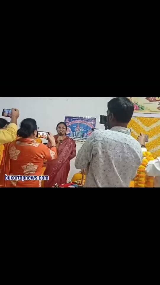 बक्सर में नारी शक्ति का महासंगम! शांतिकुंज की शोभा देवी ने दिया आत्मबल का मंत्र, डीडीसी निहारिका छवि भी हुईं शामिल
बक्सर में आयोजित नारी जागरण सम्मेलन में नारी शक्ति, आत्मनिर्भरता और संस्कारों का संदेश गूंजा. 🌸
अखिल विश्व गायत्री परिवार के इस आयोजन में शांतिकुंज हरिद्वार से पहुंचीं मुख्य वक्ता शोभा देवी ने महिलाओं को आत्मबल के साथ समाज निर्माण में आगे आने की प्रेरणा दी. कार्यक्रम में डीडीसी निहारिका छवि, कंचन देवी और भारती जायसवाल सहित कई जिलों व राज्यों से आईं सैकड़ों महिलाएं शामिल हुईं. हरिद्वार की भजन मंडली ने भजनों से माहौल भक्तिमय बना दिया. 🙏
#Buxar #BuxarNews #BuxarTopNews #नारीशक्ति #नारीजागरण GayatriParivar Shantikunj ShobhaDevi NiharikaChhavi WomenEmpowerment BiharNews BuxarUpdate ViralReels InstagramReels सनातनसंस्कृति