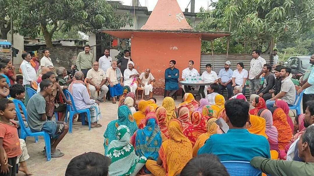 किशनगंज सांसद डॉ. मोहम्मद जावेद आज़ाद ने कोचाधामन प्रखंड की बिशनपुर पंचायत स्थित डुवाबाड़ी गांव के महादलित टोले का दौरा कर स्थानीय लोगों से मुलाकात की और उनकी जनसमस्याओं को गंभीरता से सुना।
सांसद महोदय ने संबंधित समस्याओं के शीघ्र समाधान के लिए आवश्यक पहल करने का आश्वासन दिया