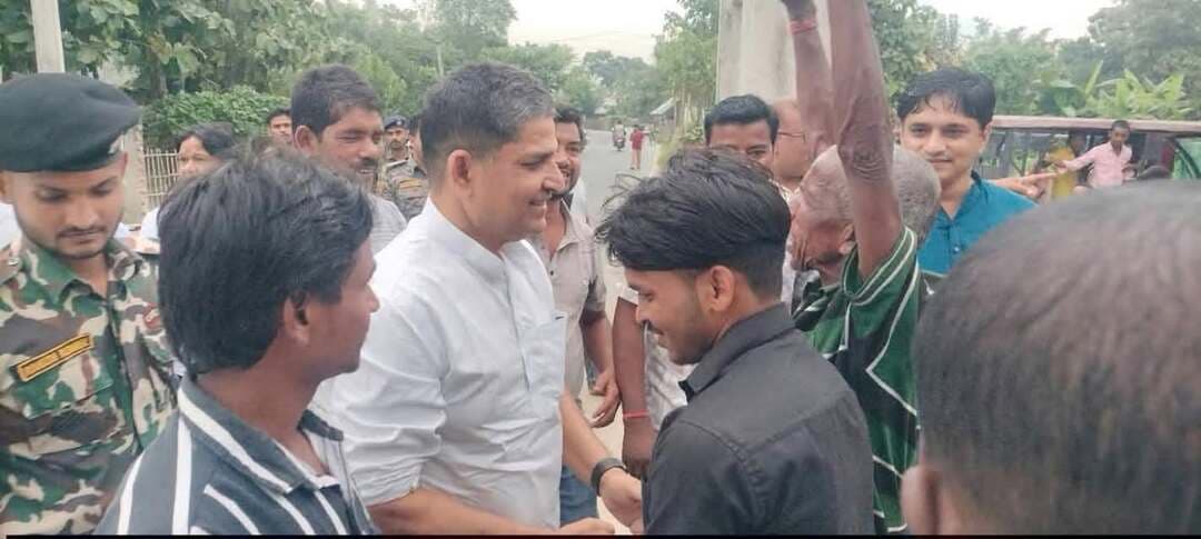 किशनगंज सांसद Dr Md Jawaid जावेद आज़ाद ने कोचाधामन प्रखंड अंतर्गत रहमतपारा में प्रखंड कांग्रेस अध्यक्ष फैजान सरवर के आवास पर पहुंचकर स्थानीय लोगों से मुलाकात की, उनका हालचाल जाना एवं क्षेत्र की विभिन्न जनसमस्याओं को गंभीरता से सुना।