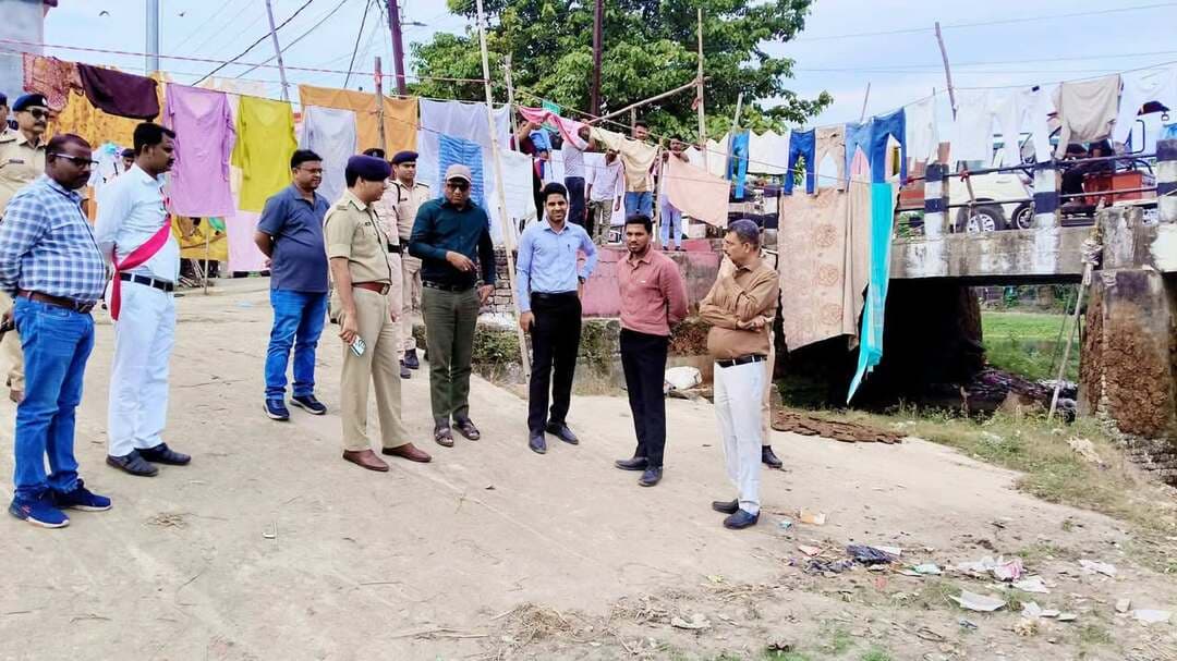जिलाधिकारी, किशनगंज एवं पुलिस अधीक्षक, किशनगंज के द्वारा छठ पर्व के मद्देनज़र किशनगंज थाना अंतर्गत विभिन्न छठ घाटों का निरीक्षण किया गया।
निरीक्षण के दौरान देव घाट, प्रेम पुल घाट, धोबी पट्टी घाट एवं रमजान पुल घाट का जायजा लेकर छठ पर्व के अवसर पर श्रद्धालुओं की सुरक्षा, विधि-व्यवस्था, भीड़ प्रबंधन एवं सुगम यातायात व्यवस्था सुनिश्चित करने के संबंध में समीक्षा की गयी।
इस अवसर पर उपस्थित उप विकास आयुक्त, अनुमंडल पदाधिकारी एवं पुलिस उपाधीक्षक (यातायात) को छठ व्रतियों एवं श्रद्धालुओं की सुरक्षा सुनिश्चित करने तथा पर्व को शांतिपूर्ण एवं सुव्यवस्थित ढंग से संपन्न कराने हेतु आवश्यक दिशा-निर्देश दिए गए।