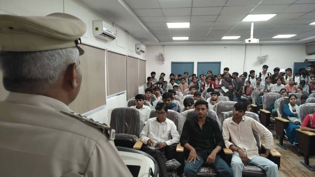 पुलिस शहीद दिवस व झंडा दिवस: रेवाड़ी पुलिस ने गवर्मेंट कॉलेज बावल में सेमिनार आयोजित कर विद्यार्थियों को दिया कम्युनिटी पुलिसिंग व कानून व्यवस्था का संदेश
रेवाड़ी समाचार पंकज कुमार।
-एसपी श्री हेमेंद्र कुमार मीणा, आईपीएस के मार्गदर्शन में 21 से 31 अक्टूबर तक आयोजित किए जा रहे हैं जन-जागरूकता कार्यक्रम
-औपनिवेशिक दौर से निकलकर अब लोकतांत्रिक और नागरिक-केंद्रित व्यवस्था के तहत कार्य कर रही है पुलिस: निरीक्षक रणवीर सिंह
-कॉलेज प्राचार्या डॉ. निमिता और प्रो. डॉ. किरण ने विद्यार्थियों को पुलिस के त्याग और बलिदान से कराया अवगत
पुलिस अधीक्षक रेवाड़ी श्री हेमेंद्र कुमार मीणा, आईपीएस के कुशल मार्गदर्शन में जिला पुलिस द्वारा 21 अक्टूबर से 31 अक्टूबर तक 'पुलिस शहीद दिवस एवं झंडा दिवस' पखवाड़ा श्रद्धा और समर्पण के साथ मनाया जा रहा है। इसी कड़ी में प्रबंधक थाना बावल निरीक्षक रणवीर सिंह के नेतृत्व में एक विशेष सेमिनार का आयोजन किया गया, जिसमें बावल कॉलेज के छात्र-छात्राओं एवं प्राध्यापकों ने बढ़-चढ़कर भाग लिया।
इस सेमिनार का मुख्य उद्देश्य युवाओं और विद्यार्थियों के बीच पुलिस की कार्यप्रणाली, सामाजिक उत्तरदायित्वों तथा कानून व्यवस्था बनाए रखने में उनके योगदान के प्रति एक सकारात्मक और सहयोगी दृष्टिकोण विकसित करना था।
जनसेवा और लोकतांत्रिक व्यवस्था के अनुरूप कार्य कर रही पुलिस: एसएचओ रणवीर सिंह
विद्यार्थियों को संबोधित करते हुए थाना प्रबंधक निरीक्षक रणवीर सिंह ने कहा कि आज की पुलिस व्यवस्था औपनिवेशिक मानसिकता (Colonial Era) से बहुत आगे निकल चुकी है। अब पुलिस राजतंत्र के डंडे की बजाय प्रजातांत्रिक मूल्यों और मानवीय दृष्टिकोण के आधार पर जनता के सेवक के रूप में कार्य करती है।
उन्होंने बताया कि पुलिस विभाग में पारदर्शिता और जवाबदेही सुनिश्चित करने के लिए मजबूत 'चेक एंड बैलेंस' प्रणाली मौजूद है, जहां थाना प्रभारी के ऊपर उप पुलिस अधीक्षक और उनके ऊपर पुलिस अधीक्षक स्तर पर प्रत्येक गतिविधि की निरंतर निगरानी की जाती है।
निरीक्षक रणवीर सिंह ने पुलिस के सामाजिक दायित्वों पर प्रकाश डालते हुए कहा कि सड़क जाम, जन-आंदोलन, कानून-व्यवस्था के साथ-साथ बिजली-पानी जैसी बुनियादी नागरिक समस्याओं के समय भी पुलिस सदैव सहायता के लिए अग्रिम पंक्ति में तैनात रहती है। उन्होंने उदाहरण देते हुए बताया कि हाल ही में बिजली कर्मचारियों की हड़ताल के दौरान आम नागरिकों को परेशानी न हो, इसके लिए पुलिसकर्मियों ने दिन-रात मुस्तैद रहकर व्यवस्था को सुचारू बनाए रखने में अहम भूमिका निभाई।
कानून हाथ में न लेने और धैर्य रखने की अपील
एसएचओ बावल ने युवाओं को समझाते हुए कहा कि पुलिस भी इसी समाज का एक अभिन्न अंग है। कई बार लोग त्वरित न्याय की उम्मीद में सड़कों को जाम कर देते हैं, जिससे आमजन को भारी असुविधा होती है। किसी भी कानूनी प्रक्रिया या जटिल समस्या की निष्पक्ष जांच और समाधान में समय लगता है; उसका तुरंत समाधान संभव नहीं होता। कानून का पालन कराना और उसे लागू करना पुलिस का दायित्व है ताकि समाज शांतिपूर्वक जीवन यापन कर सके।
उन्होंने कहा कि मानवीय स्वभाव के अनुसार निर्णयों में त्रुटि संभव है, लेकिन विभाग के अधिकांश पुलिसकर्मी अपने सुख-चैन का त्याग कर समाज की सुरक्षा और कानून-व्यवस्था के लिए जीवन समर्पित कर देते हैं। विभाग में आमजन के साथ संवाद और सामंजस्य बढ़ाने के लिए कम्युनिटी पुलिसिंग को निरंतर बढ़ावा दिया जा रहा है, ताकि नागरिकों को समय पर न्याय और सुरक्षा मिल सके।
शहीदों के बलिदान को किया गया नमन
इस अवसर पर कॉलेज की प्राचार्या डॉ. निमिता तथा अंग्रेजी प्राध्यापिका डॉ. किरण ने भी विद्यार्थियों को संबोधित किया। उन्होंने पुलिस शहीदों के सर्वोच्च बलिदान को नमन करते हुए विद्यार्थियों से कानून का सम्मान करने, समाज में शांति बनाए रखने और एक जागरूक नागरिक के रूप में पुलिस प्रशासन का सहयोग करने का आह्वान किया। कार्यक्रम के अंत में विद्यार्थियों के साथ संवाद सत्र आयोजित कर उनके प्रश्नों व जिज्ञासाओं का समाधान किया गया।