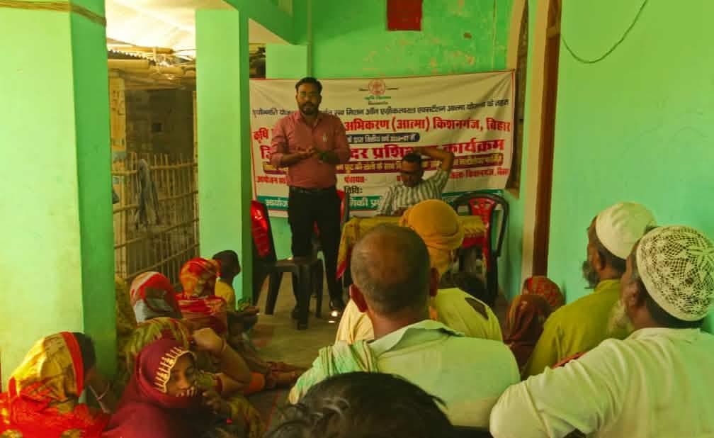 वाइब्रेंट विलेज के तहत किसानों को प्राकृतिक खेती का प्रशिक्षण
टेढ़ागाछ। खनियाबाद पंचायत के फूलवारी गांव में मंगलवार को वाइब्रेंट विलेज कार्यक्रम के तहत किसानों को प्राकृतिक खेती एवं बहुस्तरीय सब्जी उत्पादन का प्रशिक्षण दिया गया। जिला कृषि पदाधिकारी प्रभात कुमार ने बीजामृत, जीवामृत और सुपर कम्पोस्ट बनाने की जानकारी दी। इस दौरान 40 किसानों के बीच सात प्रकार की सब्जियों के बीज वितरित किए गए। अधिकारियों ने कम लागत में बेहतर उत्पादन, टिकाऊ खेती और किसानों की आय बढ़ाने पर जोर दिया।