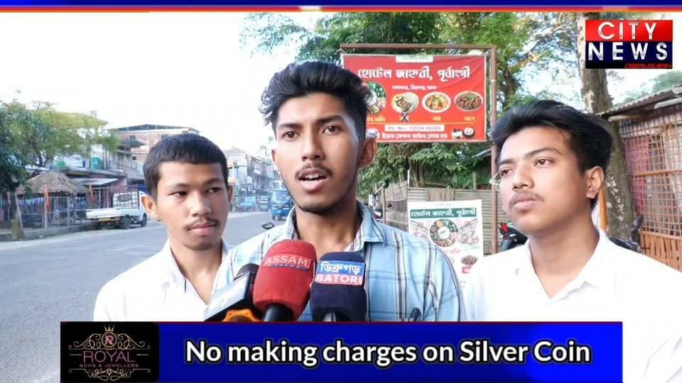 ডিব্ৰুগড়ৰ বৰবৰুৱাত ৰাষ্ট্ৰীয় ঘাইপথৰ আধৰুৱা চাইডবামে মাতিছে বিপদ।।
বছৰ বছৰ ধৰি উকলি যোৱাৰ পাছতো সম্পূৰ্ণ হোৱা নাই ৩৭ নং ৰাষ্ট্ৰীয় ঘাইপথৰ চাইডবামৰ নিৰ্মাণৰ কাম।।
চাইডবাম নোহোৱাৰ ফলত যিকোনো মূহুৰ্তত সংঘটিত হ'ব পাৰে দুৰ্ঘটনা ।।
ৰাষ্ট্ৰীয় ঘাইপথত চাইডবাম নোহোৱা বাবে স্থানীয় ৰাইজে ভয় আশংকাত ভুগিবলগীয়া হৈছে।।
ক্ষিপ্ৰতাৰে পথটোৰ চাইডবাম সম্পূৰ্ণ কৰাৰ লগতে পৰ্যাপ্ত সুৰক্ষা ব্যৱস্থা নিশ্চিত কৰাৰ দাবী জনাইছে বৰবৰুৱা আঞ্চলিক ছাত্ৰ সন্থাৰ লগতে লেজাই কলাখোৱা আঞ্চলিক ছাত্ৰ সন্থাৰ বিষয়ববীয়া সকলে।।
