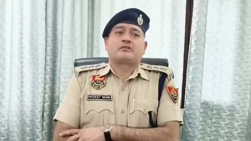 पानीपत लूट अपडेट
पानीपत सेक्टर 11-12 मे लूट की वारदात की कहानी निकली झूटी.
ममला पुरानी रंजिश से जुडा हुआ हैँ.
डीएसपी प्रदीप यादव ने जानकारी देते हुए बताया कि वारदात के समय पीड़ित के पास 3 लाख थे जो की मौके से बरामद हो गए थे.
झगड़े को लूट का रूप देने के लिए पीड़ित ने बनाई मनगढ़ंत कहानी.
फिलहाल पीड़ित द्वारा अभी मामले की कोई शिकायत नहीं दी गई है.
बाइट :-प्रदीप यादव डीएसपी