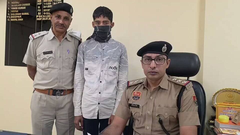 पानीपत पुलिस
26 अक्तूबर 2026
पानीपत, 26 अक्तूबर। घर में चोरी करने वाला आरोपी गिरफ्तार
माननीय पुलिस अधीक्षक श्रीमती मेधा भूषण आईपीएस के नेतृत्व में थाना समालखा पुलिस ने गहनता से की जांच,
जांच मे सामने आया कि पिडिता गीता के घर से कुल 1,58000/- रुपये चोरी होने ब्यान हुए। थाना समालखा पुलिस ने मुकदमा में गहनता से जांच करते हुए मुख्य आरोपी लकवीर पुत्र नरेंद्र निवासी डिकाडला समालखा पानीपत को डिकाडला से पूछताछ करके गिरफ्तार किया। गिरफ्तारी के बाद आरोपी ने चोरी किए हुए 1,50,000 रूपए बरामद करवाए, जिसको आज माननीय न्यायालय में पेश किया गया और बंद ज्यूडिशियल जेल करवाया गया।
थाना समालखा में गीता पत्नी अजमेर गांव डिकाडला ने बताया मेरे पति की करीब 8-10 साल पहले मौत हो गई थी जो मेरे पास दो बच्चे है जो मेरे देवर अजीत ने मेरे को जमीन के 4 लाख रूपए दिए थे। करीब 20-25 दिन पहले जो मैने उन पैसों को अपने घर पर अलमारी में रख दिए थे जो दिनांक 20-10-2026 को मैने सुबह करीब 6 बजे अलमारी को देखा तो मेरी अलमारी खुली पड़ी थी। जो मैने अलमारी में पैसे चेक किए तो मेरी अलमारी में मेरे को 4 लाख रूपए नहीं मिले जिसमें से मैरे को 42000 रूपए मिल गए बाकी के 3,58,000 रूपए नहीं मिले। जो कोई नामपता ना मालुम चोरो ने चोरी किए है, नामपता ना मालुम चोरों के खिलाफ कानूनी कार्रवाई की जाए। थाना समालखा में अभियोग अंकित कर आगामी कार्रवाई अमल में लाई गई थी।