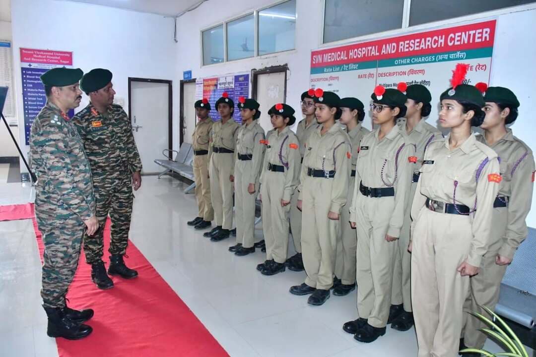 ➡️ सागर में 470 एनसीसी कैडेट्स ले रहे संयुक्त वार्षिक प्रशिक्षण शिविर
➡️ मैप रीडिंग, फील्ड क्राफ्ट, फायरिंग और ड्रिल सहित विभिन्न सैन्य गतिविधियों का दिया जा रहा प्रशिक्षण
33 म.प्र. बटालियन एनसीसी, सागर द्वारा एस.वी.एन. कॉलेज में 10 दिवसीय संयुक्त वार्षिक प्रशिक्षण शिविर (भाग-177) का आयोजन 24 अक्टूबर से 02 नवंबर 2026 तक किया जा रहा है। शिविर में मध्य प्रदेश के विभिन्न शहरों के शासकीय आईटीआई संस्थानों के सीनियर डिवीजन एनसीसी कैडेट्स के साथ केंद्रीय विद्यालय क्रमांक-2 सागर, उत्कर्ष पब्लिक स्कूल एवं एम.आर.पी.एस. स्कूल सागर के कुल 470 कैडेट्स भाग ले रहे हैं।
शिविर में कैडेट्स को मैप रीडिंग, फील्ड क्राफ्ट, बैटल क्राफ्ट, फायरिंग, ड्रिल और पीटी सहित विभिन्न सैन्य गतिविधियों का सघन प्रशिक्षण दिया जा रहा है। इसके साथ ही समाज सेवा, सेना के शौर्य, अनुशासन, नेतृत्व क्षमता और देश सेवा के मूल्यों के विकास के लिए विशेष मार्गदर्शन भी प्रदान किया जा रहा है।
शिविर के प्रारंभिक समारोह को संबोधित करते हुए कैंप कमांडेंट कर्नल आर. एस. राजीव (सेना मेडल) ने कहा कि एनसीसी की वर्दी धारण करने के बाद युवाओं में अतिरिक्त योग्यता और क्षमता का विकास होता है। यह वर्दी उनमें देशभक्ति, चरित्र निर्माण और निःस्वार्थ सेवा की भावना विकसित कर उन्हें उत्कृष्ट नागरिक बनने के लिए प्रेरित करती है। शिविर के दौरान प्राप्त प्रशिक्षण कैडेट्स को जीवनभर याद रहता है। उन्होंने यह भी बताया कि भारत सरकार वर्तमान में एनसीसी का दायरा बढ़ा रही है, ताकि अधिक से अधिक युवाओं को इसका लाभ मिल सके।
डिप्टी कैंप कमांडेंट लेफ्टिनेंट कर्नल पुष्पा जोशी ने बताया कि शिविर में कैडेट्स को आरडी परेड और फ्लैग एरिया के लिए तैयार किया जा रहा है।
शिविर के दौरान एनसीसी ग्रुप मुख्यालय, सागर के ग्रुप कमांडर ब्रिगेडियर सुजीत उपाध्याय ने शिविर का निरीक्षण किया। इस अवसर पर उन्होंने ‘संकल्प वृक्ष’ कार्यक्रम के अंतर्गत आम के पौधे का रोपण किया। साथ ही, ‘संकल्प वृक्ष’ कार्यक्रम के लिए भोपाल जाने वाले 13 चयनित कैडेट्स के लिए फ्लैग सेरेमनी का आयोजन भी किया गया।
इस अवसर पर सूबेदार मेजर अश्विनी कुमार (एसएम), कैप्टन आर. एस. राठौर, लेफ्टिनेंट प्रदीप पाठक, सूबेदार गगन कुमार, नायब सूबेदार पाटिल ताना जी सहित विभिन्न शिक्षण संस्थानों से आए सह-एनसीसी अधिकारी एवं पीआई स्टाफ उपस्थित रहे।
#jansamparkMP #sagar