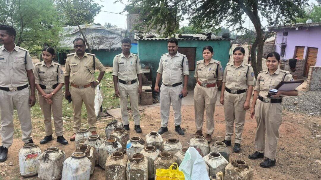 ➡️ देवरी एवं रहली क्षेत्र में आबकारी विभाग की कार्रवाई, 8 प्रकरण दर्ज
➡️ 6.5 लीटर हाथ भट्टी मदिरा और 720 किलोग्राम महुआ लाहन बरामद, 73,300 रुपये की सामग्री जब्त एवं नष्ट
मध्यप्रदेश आबकारी आयुक्त के निर्देशानुसार अवैध मदिरा के निर्माण, संग्रहण, विक्रय एवं परिवहन के विरुद्ध चलाए जा रहे विशेष अभियान के अंतर्गत 28 अक्टूबर 2026 को जिला आबकारी विभाग सागर द्वारा वृत्त देवरी एवं वृत्त रहली क्षेत्र में संयुक्त कार्रवाई की गई।
सहायक आबकारी आयुक्त श्रीमती वंदना पांडेय के आदेशानुसार वृत्त प्रभारी सुश्री मोनिका चंदेल एवं आबकारी अमले के संयुक्त दल ने ग्राम समनापुर, महाराजपुर एवं छिरारी में दबिश दी। कार्रवाई के दौरान मध्यप्रदेश आबकारी अधिनियम की धारा 34(1)(क) एवं 34(1)(च) के अंतर्गत कुल 8 प्रकरण पंजीबद्ध किए गए।
कार्रवाई में 6.5 लीटर हाथ भट्टी की कच्ची मदिरा एवं 720 किलोग्राम महुआ लाहन बरामद किया गया। बरामद लाहन का नमूना लेकर शेष लाहन को मौके पर विधिवत नष्ट किया गया। अवैध मदिरा एवं मदिरा निर्माण सामग्री की कुल अनुमानित कीमत 73,300 रुपये आंकी गई है।
प्रकरणों में तीन आरोपियों के विरुद्ध कार्रवाई की गई है। शेष प्रकरणों में विवेचना जारी है तथा संबंधित आरोपियों की तलाश की जा रही है।
उक्त कार्रवाई में वृत्त प्रभारी उत्तर श्री सुखपत साकेत तथा आबकारी आरक्षक श्री दीपेन्द्र उदेनिया, श्री राजकमल सिंह, श्री दिलीप ठाकुर, श्री राहुल अहिरवार, सुश्री अंकिता साहू, सुश्री अंकिता चौरसिया एवं सुश्री प्रगति ताम्रकार की सराहनीय भूमिका रही।
आबकारी विभाग सागर द्वारा अवैध मदिरा के निर्माण, संग्रहण, विक्रय एवं परिवहन के विरुद्ध निरंतर कार्रवाई जारी रखने की बात कही गई है।
#jansamparkMP #sagar