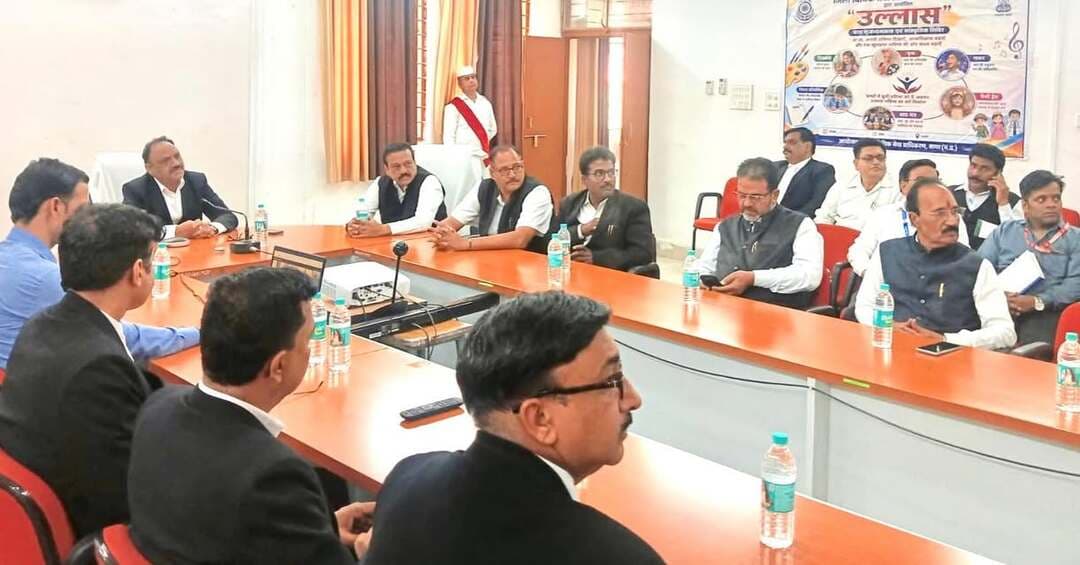 ➡️ सागर में 21 नवंबर को चेक अनादरण के प्रकरणों के निराकरण के लिए विशेष लोक अदालत का होगा आयोजन
➡️ प्रधान जिला एवं सत्र न्यायाधीश एम.के. शर्मा की अध्यक्षता में बैठक आयोजित, आपसी समझौते से प्रकरणों के निराकरण पर हुई चर्चा
राष्ट्रीय विधिक सेवा प्राधिकरण, नई दिल्ली एवं मध्य प्रदेश राज्य विधिक सेवा प्राधिकरण, जबलपुर के निर्देशानुसार 21 नवंबर 2026 को परक्राम्य अधिनियम, 1881 की धारा 138 के अंतर्गत चेक अनादरण के प्रकरणों के निराकरण के लिए विशेष लोक अदालत का आयोजन किया जाएगा।
विशेष लोक अदालत के सफल आयोजन एवं चेक अनादरण के प्रकरणों का आपसी समझौते के माध्यम से त्वरित निराकरण सुनिश्चित करने के उद्देश्य से 28 अक्टूबर 2026 को प्रधान जिला एवं सत्र न्यायाधीश तथा जिला विधिक सेवा प्राधिकरण के अध्यक्ष श्री एम.के. शर्मा की अध्यक्षता में बैठक आयोजित की गई। बैठक में जिला विधिक सेवा प्राधिकरण के सचिव, नोडल अधिकारी, न्यायाधीशगण, जिला अधिवक्ता संघ के अध्यक्ष श्री अंकेलेश्वर दुबे, सचिव श्री जितेन्द्र राठौर, अन्य अधिवक्तागण एवं बैंक के अधिकारी उपस्थित रहे। बैठक में अधिक से अधिक प्रकरणों का निराकरण आपसी सहमति से कराने के संबंध में चर्चा की गई।
लोक अदालत के माध्यम से प्रकरणों का निराकरण होने से पक्षकारों के समय एवं धन की बचत होती है तथा लंबे समय तक चलने वाली न्यायालयीन प्रक्रिया से राहत मिलती है। इसके साथ ही पक्षकारों के बीच कटुता समाप्त होकर आपसी भाईचारे एवं सद्भाव को बढ़ावा मिलता है। विधि के प्रावधानों के अनुसार, लोक अदालत में समझौते के आधार पर निराकृत प्रकरणों में नियमानुसार न्यायालय शुल्क भी पक्षकार को वापस प्रदान किया जाता है।
जिला विधिक सेवा प्राधिकरण, सागर द्वारा चेक अनादरण के लंबित प्रकरणों से संबंधित पक्षकारों से अपील की गई है कि वे 21 नवंबर 2026 को आयोजित विशेष लोक अदालत का लाभ उठाएं तथा आपसी सहमति से विवादों का निराकरण कराने के लिए संबंधित न्यायालय अथवा जिला विधिक सेवा प्राधिकरण से संपर्क करें।
#jansamparkMP #sagar