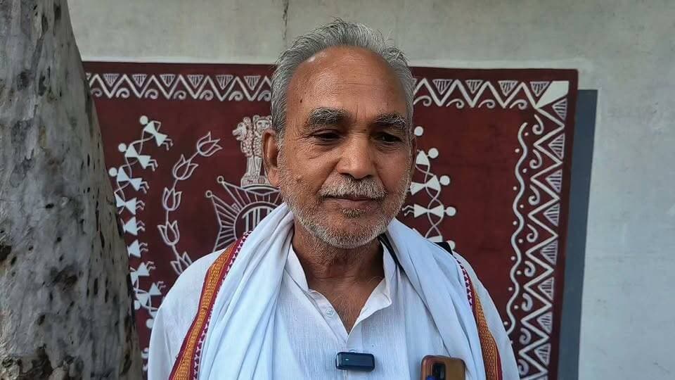 गढ़ी मंदिर में लाखों रुपये के आभूषण चोरी होने का आरोप, जांच में देरी पर उठाए सवाल
छतरपुर। जिले के भगवां थाना क्षेत्र स्थित गढ़ी मंदिर में कथित चोरी के मामले में निष्पक्ष जांच और आरोपियों की गिरफ्तारी की मांग उठी है। इस संबंध में बहादुर सिंह ने पुलिस अधीक्षक छतरपुर को आवेदन देकर मामले की जांच भगवां थाने से बाहर के अधिकारी से कराने की मांग की है।
आवेदन के अनुसार, मंदिर के पुजारी ने 15 जून 2026 की सुबह करीब 9:30 बजे सूचना दी थी कि मंदिर के अंदर से सोने के आभूषण, चांदी के मुकुट और अन्य कीमती वस्तुएं चोरी हो गई हैं। शिकायतकर्ता का कहना है कि इस संबंध में उसी दिन भगवां थाने में एफआईआर दर्ज कराई गई थी।
आवेदन में श्री श्री 1008 जानकी जू रमण मंदिर से जुड़ी सोने की वस्तुओं, स्वर्ण कलश और अन्य आभूषणों की चोरी का उल्लेख करते हुए उनकी अनुमानित कीमत लाखों रुपये बताई गई है।
जांच में देरी का आरोप
शिकायतकर्ता ने आरोप लगाया है कि एफआईआर दर्ज होने के बावजूद आवेदन दिए जाने तक जांच में अपेक्षित प्रगति नहीं हुई है। उन्होंने मामले की गंभीरता को देखते हुए पुलिस अधीक्षक से हस्तक्षेप करने की मांग की है।
बाहरी अधिकारी से जांच कराने की मांग
आवेदन में मांग की गई है कि मंदिर में हुई कथित चोरी के मामले की जांच भगवां थाने से बाहर के अधिकारी से कराई जाए, ताकि चोरी गई वस्तुओं की बरामदगी हो सके और दोषियों के खिलाफ नियमानुसार कार्रवाई की जा सके।
फिलहाल, मामले में पुलिस का आधिकारिक पक्ष, जांच की वर्तमान स्थिति और चोरी गई वस्तुओं की बरामदगी के संबंध में जानकारी सामने आना बाकी है। आरोपों की स्वतंत्र पुष्टि भी आवश्यक है।