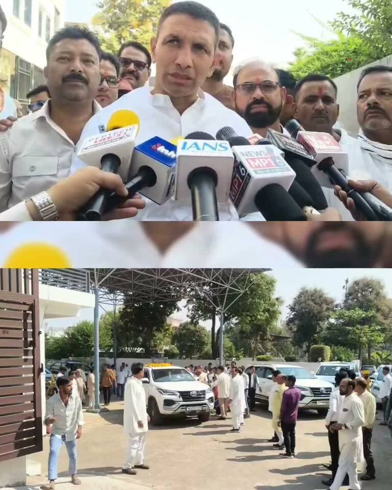 बेतवा लिंक परियोजना के विरोध से लौटे जीतू पटवारी, छतरपुर में भाजपा पर बरसे; आगामी चुनाव को लेकर कार्यकर्ताओं को दिए निर्देश
छतरपुर, मध्य प्रदेश। मध्य प्रदेश कांग्रेस कमेटी के प्रदेश अध्यक्ष जीतू पटवारी सोमवार को छतरपुर पहुंचे। पन्ना जेल में बेतवा लिंक परियोजना के विरोध से जुड़ी दिव्या अहिरवार से मुलाकात करने के बाद वापसी के दौरान उन्होंने छतरपुर के खेल ग्राम में कांग्रेस कार्यकर्ताओं से मुलाकात की। इस दौरान उन्होंने आगामी चुनावों को लेकर संगठन को मजबूत करने और चुनावी रणनीति तैयार करने के निर्देश दिए।
भाजपा पर साधा निशाना, मौतों को लेकर उठाए सवाल
छतरपुर पहुंचते ही कांग्रेस प्रदेश अध्यक्ष जीतू पटवारी ने भारतीय जनता पार्टी की सरकार पर तीखा हमला बोला। उन्होंने प्रदेश में कथित भ्रष्टाचार और अलग-अलग घटनाओं में हुई मौतों को लेकर सरकार को घेरा।
पटवारी ने आरोप लगाया कि भाजपा सरकार में भ्रष्टाचार चरम पर है। उन्होंने मुरैना और सागर में हुई मौतों का जिक्र करते हुए देवास में शराब पीने से हुई मौतों को लेकर भी सवाल उठाए। उन्होंने भाजपा पर निशाना साधते हुए सरकार की जवाबदेही पर सवाल खड़े किए और कहा कि प्रदेश में लगातार ऐसी घटनाएं सामने आ रही हैं, जिन पर सरकार को जवाब देना चाहिए।
खेल ग्राम में कार्यकर्ताओं के साथ चुनावी मंथन
छतरपुर के खेल ग्राम में कांग्रेस प्रदेश अध्यक्ष ने पार्टी कार्यकर्ताओं के साथ मुलाकात कर संगठन की गतिविधियों और आगामी चुनावों की तैयारियों पर चर्चा की। उन्होंने कार्यकर्ताओं को जनता के बीच सक्रिय रहने, स्थानीय मुद्दों को मजबूती से उठाने और संगठन को मजबूत करने के निर्देश दिए।
पटवारी ने कार्यकर्ताओं से आगामी चुनावों को ध्यान में रखते हुए रणनीति के साथ काम करने का आह्वान किया। उनके दौरे को बुंदेलखंड में कांग्रेस की संगठनात्मक तैयारियों और राजनीतिक सक्रियता के लिहाज से महत्वपूर्ण माना जा रहा है।
बेतवा लिंक परियोजना का विरोध भी चर्चा में
दिव्या अहिरवार से पन्ना जेल में मुलाकात के बाद जीतू पटवारी का छतरपुर पहुंचना राजनीतिक रूप से भी अहम रहा। बेतवा लिंक परियोजना को लेकर जारी विरोध और क्षेत्रीय मुद्दों के बीच कांग्रेस ने सरकार को घेरने का संकेत दिया है।
नोट: भाजपा पर भ्रष्टाचार के आरोप और विभिन्न घटनाओं को लेकर पटवारी के बयानों की स्वतंत्र पुष्टि तथा संबंधित सरकारी पक्ष की प्रतिक्रिया मिलने पर खबर को और विस्तृत किया जा सकता है।
SEO Keywords: जीतू पटवारी छतरपुर दौरा, जीतू पटवारी भाजपा पर हमला, दिव्या अहिरवार पन्ना जेल, बेतवा लिंक परियोजना विरोध, छतरपुर कांग्रेस कार्यकर्ता बैठक, मध्य प्रदेश कांग्रेस, देवास शराब मौत मामला।