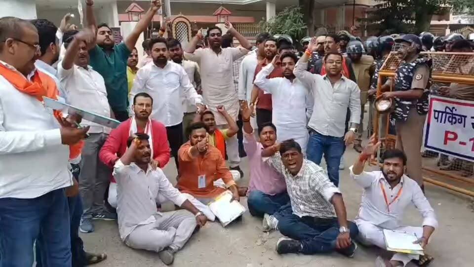 वाराणसी में एमएलसी चुनाव मतगणना के दौरान भाजपा कार्यकर्ताओं ने प्रेक्षक प्रांजल यादव के खिलाफ खोला मोर्चा. धांधली का लगाया आरोप #video #news