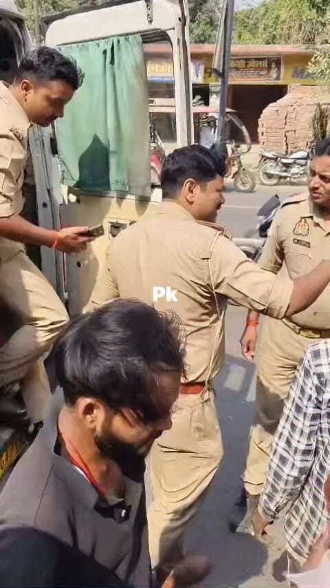 प्रयागराज के फूलपुर स्थित यादव चौराहे पर रविवार सुबह तेज रफ्तार स्कॉर्पियो-एन की टक्कर से बाइक सवार 55 वर्षीय ओंकार नाथ प्रजापति की मौत हो गई। हादसे के बाद पुलिस ने शव को पोस्टमार्टम के लिए भेजा। स्थानीय लोगों ने हादसों पर रोक लगाने के लिए चौराहे पर ब्रेकर और यातायात सुरक्षा इंतजाम की मांग की है।