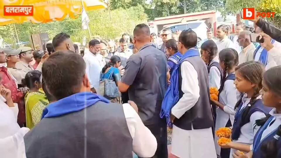 बलरामपुर में स्वामी प्रसाद मौर्य की हुंकार, विजय मौर्य ने पहनाया चांदी का मुकुट
बलरामपुर। गौरा चौराहा स्थित ग्रामीण इंटर कॉलेज में संविधान सम्मान एवं जनहित हुंकार रैली आयोजित हुई। अपनी जनता पार्टी के राष्ट्रीय अध्यक्ष स्वामी प्रसाद मौर्य का भावी प्रत्याशी विजय मौर्य ने चांदी का मुकुट पहनाकर स्वागत किया। मौर्य ने रोजगार, आरक्षण, जातिगत जनगणना, ईवीएम और भाजपा सरकार की नीतियों पर सवाल उठाए। विजय मौर्य ने गैसड़ी विधानसभा में 2027 चुनाव को लेकर विकास और जनसेवा को प्राथमिकता बताया।