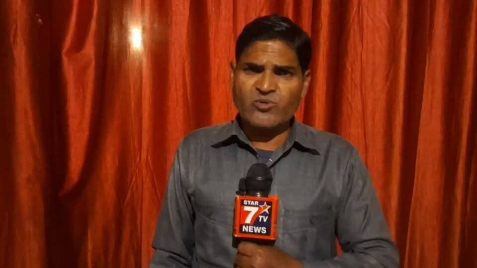 शाहजहांपुर में करवाचौथ से एक दिन पहले पति ने कुल्हाड़ी से हमला कर पत्नी को उतार दिया मौत के घाट
आपको बता दें पति-पत्नी के बीच नौकरी के लिए दिल्ली जाने को लेकर कई दिनों से विवाद चल रहा था। बुधवार को भी इसी बात पर झगड़ा हुआ।
इसके बाद गुस्साए पति ने बच्चों के सामने पत्नी के सिर और गर्दन पर कुल्हाड़ी से कई वार किए। महिला की मौके पर ही मौत हो गई। घटना के बाद आरोपी अपने 6 साल के बेटे सोहन को लेकर फरार हो गया। घर में उसकी 3 साल की बेटी मैनका और 2 साल का बेटा रोहन रोते-बिलखते रह गए। सूचना मिलने पर पुलिस मौके पर पहुंची और जांच शुरू की। घटना अल्हागंज थाना क्षेत्र के चौरसिया गांव की है।
आपको बता दे जिला मुख्यालय से करीब 65 किलोमीटर चौरसिया गांव के अवनीश के साथ में सुशीला की शादी आठ साल पहले हुई थी। अवनीश सुशीला और 3 बच्चों को साथ गांव में रहता था। बुधवार दोपहर घर में खाना खाने की तैयारी चल रही थी। एक थाली में रोटी और सब्जी रखी थी। इसी दौरान पति-पत्नी के बीच विवाद हो गया।वहीं झगड़े के बाद थाली चारपाई के नीचे मिली और सुशीला का शव चारपाई पर खून से लथपथ पड़ा था। मां की हत्या और पिता के फरार होने के बाद दोनों छोटे बच्चे घर में रोते रहे। बच्चों को चुप कराने के लिए किसी ने दूध की बोतल दी। एक बच्चा रोते-रोते घर के बाहर ही सो गया।
भाभी शालू के बताया, अवनीश आए दिन सुशीला के साथ मारपीट करता था। इसी वजह से सुशीला करीब दो महीने तक मायके में रही थी। अवनीश उसे ससुराल वापस लाने की जिद कर रहा था। सुशीला अपने मायके वालों से कहती थी कि अगर उसे दोबारा ससुराल भेजा गया, तो पति उसे मार देगा।करीब 15 दिन पहले अवनीश उसे लेने मायके पहुंचा था। इसके बाद दोनों पक्षों के बीच समझौता होने के बाद ससुराल लौट आई थी।
*मौके पर पहुंची पुलिस टीम परिजनों से पूछताछ की*
मौके पर पहुंची पुलिस टीम परिजनों से पूछताछ की।
दिल्ली जाने को लेकर विवाद हुआ था परिजनों ने यह भी बताया , अवनीश बुधवार को परिवार के साथ नौकरी के लिए लुधियाना जाना चाहता था, जबकि सुशीला दिल्ली जाने की बात कह रही थी। उसका कहना था कि दिल्ली में उसके परिवार के लोग रहते हैं, जिससे जरूरत पड़ने पर मदद मिल सकती है। इसी बात को लेकर दोनों के बीच कई दिनों से विवाद चल रहा था। कभी-कभी विवाद इतना बढ़ जाता था कि मामला ग्रामीणों तक पहुंच जाता था।बुधवार को ही परिवार को नौकरी के लिए निकलना था। बैग तैयार थे और रास्ते के लिए खाना भी बना लिया गया था। इसी दौरान दूसरे राज्य में जाने को लेकर फिर विवाद हुआ और मामला हत्या तक पहुंच गया।
विवाद बढ़ने पर अवनीश ने कुल्हाड़ी से सुशीला के सिर और गर्दन पर कई वार किए बच्चों के सामने ही महिला की मौत हो गई। करवाचौथ से एक दिन पहले पत्नी की हत्या करने के बाद आरोपी पति 6 साल के बेटे सोहन को लेकर फरार हो गया।
वहीं सीओ दीपक सिंह ने बताया
पति ने कुल्हाड़ी से हमला कर पत्नी की हत्या की है। विवाद के कारणों की जांच की जा रही है। मायके पक्ष के लोग मौके पर पहुंच गए हैं। तहरीर मिलते ही एफआईआर दर्ज की जाएगी। आरोपी की तलाश के लिए पुलिस टीम गठित कर कार्रवाई में जुटी है