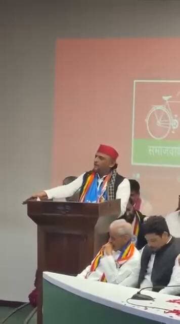 शाहजहांपुर में पूर्व जिला अध्यक्ष रहे समाजवादी पार्टी के नेता प्रदीप पांडे जब समाजवादी पार्टी चली गई थी तब भाजपा में शामिल हो गए थे अब फिर से भाजपा छोड़कर समाजवादी पार्टी में हो गए शामिल 🚩